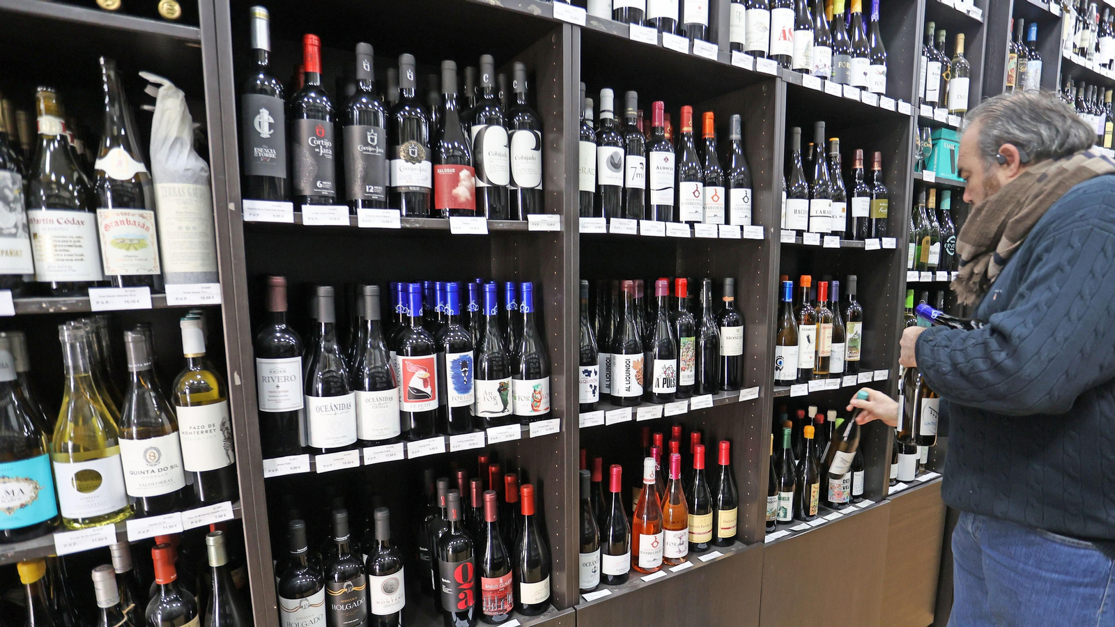 Variedad de vinos blancos, tintos y rosados de la Tierra de Cádiz en las estanterías de Licorerías Corredera.
