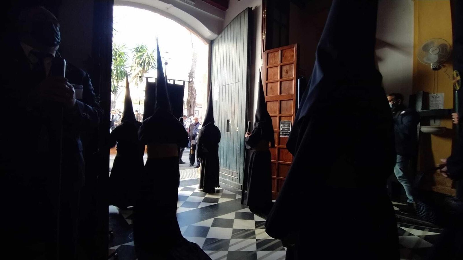 Hermanos de la Vera Cruz saliendo de la capilla del Cristo Viejo.