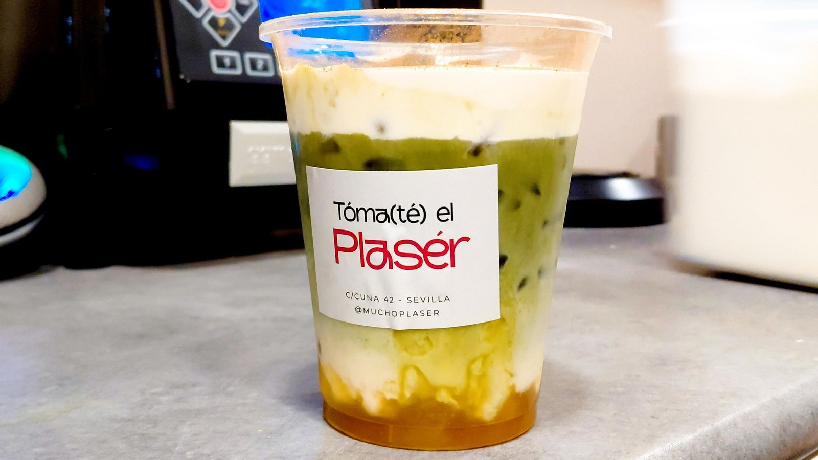 El matcha arrasa en Plasér, la cafetería que sirve a través de un agujero en la pared