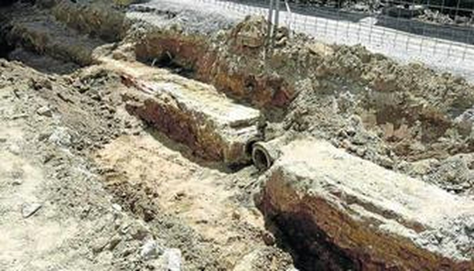 El ramal principal del acueducto de La Piedad (siglo XVIII), atravesado por una tubería de desagüe, que ha aparecido en las obras de la calle Palacios.