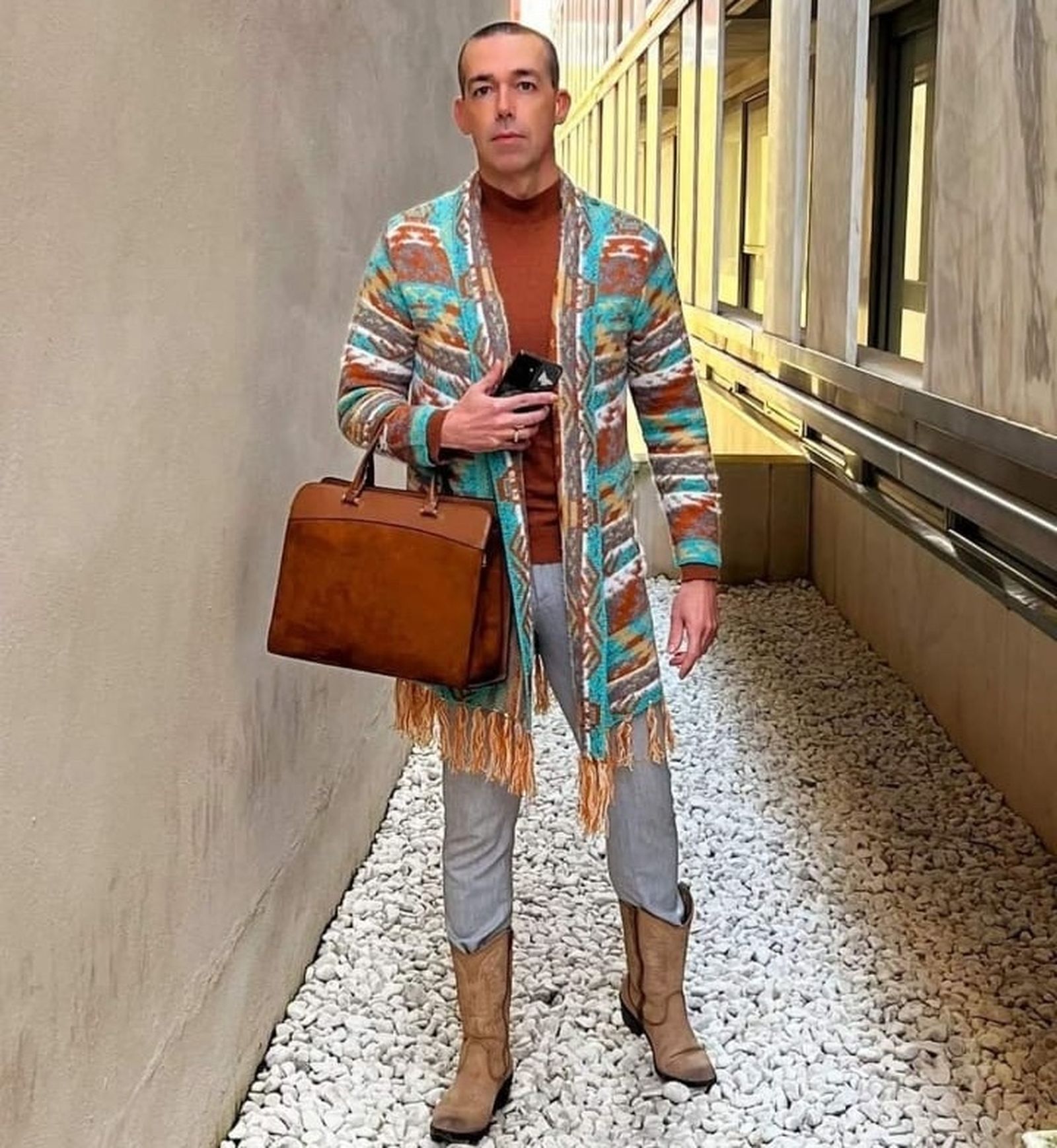 ¿De dónde saca el dinero este gachó para estrenar ropa y complementos cada día?