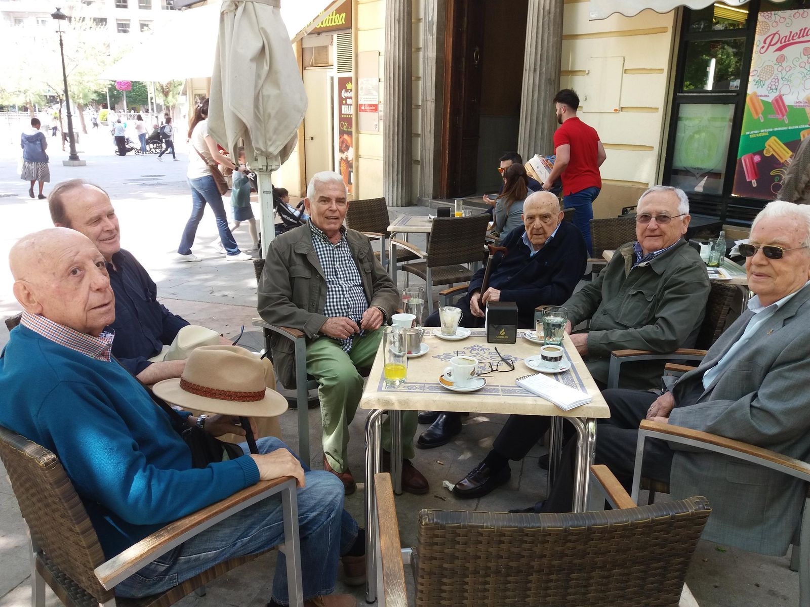 Carlos Asenjo Sedano, a la derecha, en la tertulia con sus amigos.