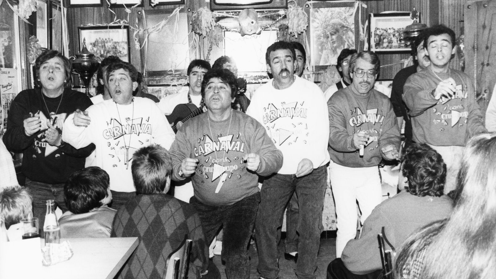 La chirigota 'Tú tranquilo que no te come el cocodrilo', de 1990, en la peña El Molondro.