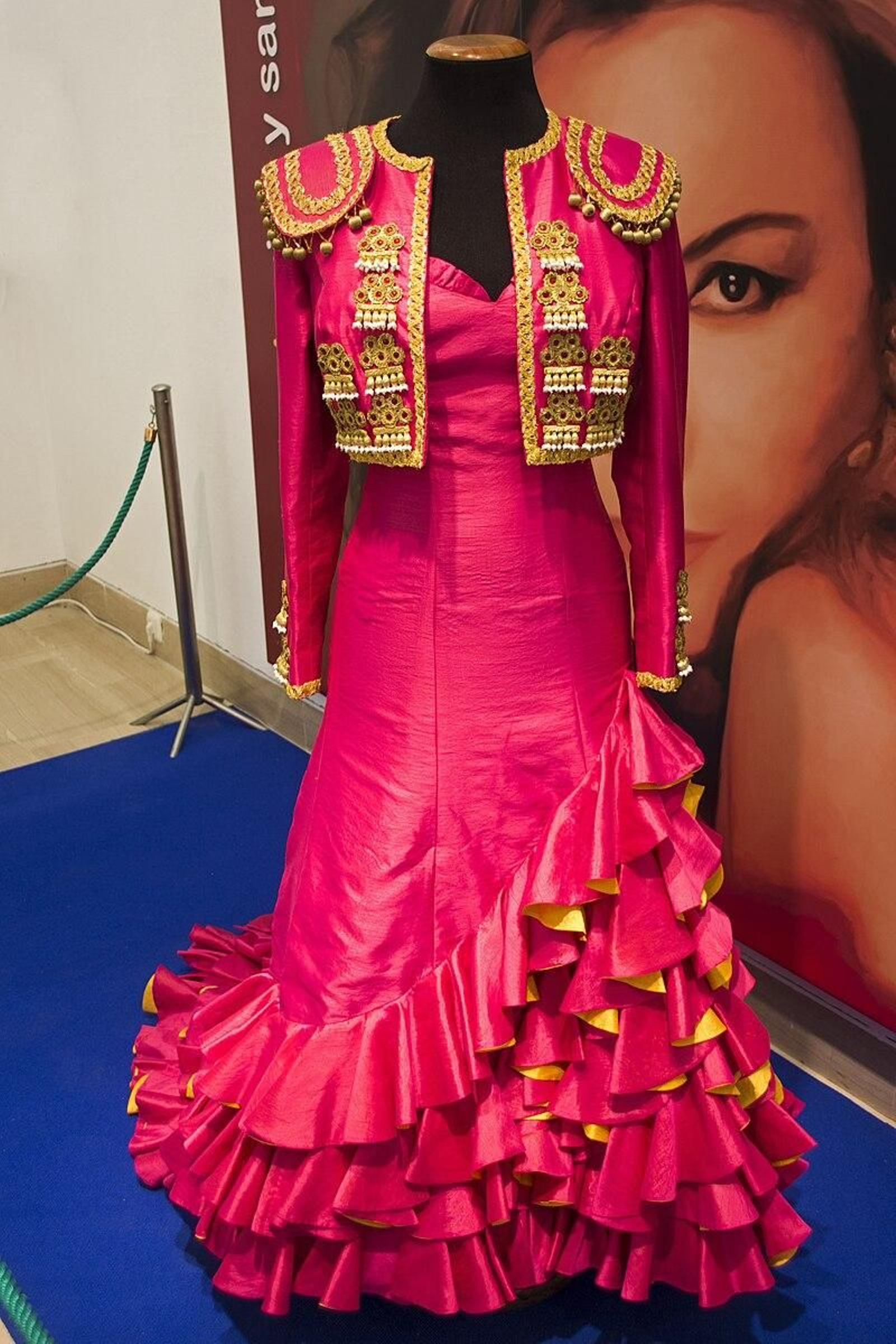 Bata de cola estrenada por Rocío Jurado en la Gala Expo 92 celebrada en el Teatro de la Maestranza, en abril de 1991, en Sevilla.