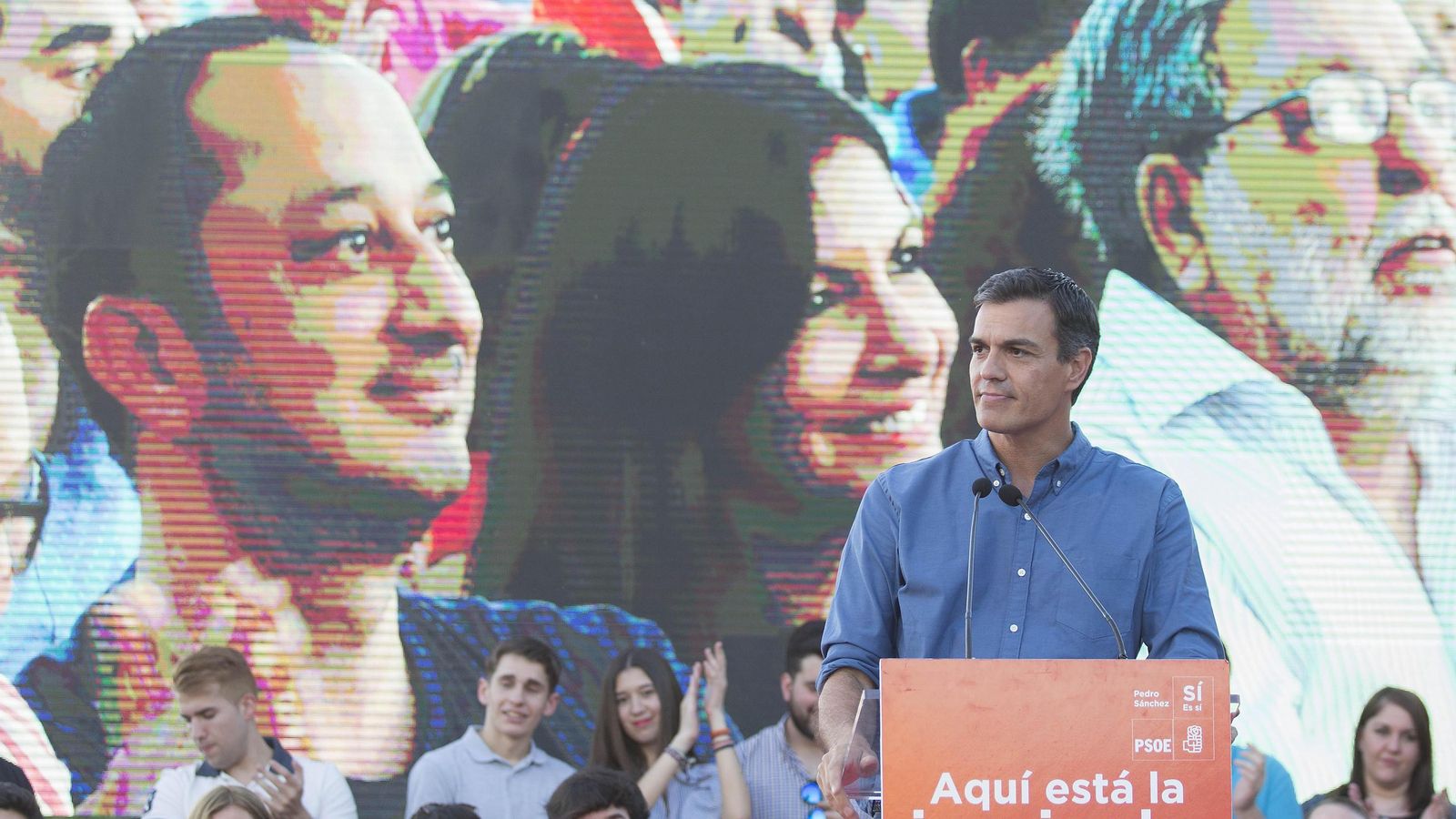 Pedro Sánchez interviene en el acto de Sevilla delante de una pantalla donde aparecen Alfonso Rodríguez Gómez de Celis, Anne Hidalgo y Francisco Toscano.