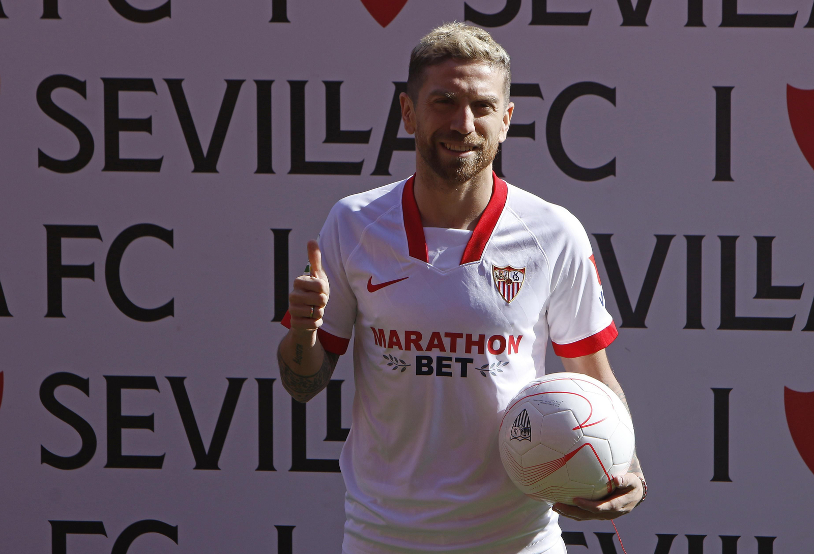 Papu Gómez hace un gesto de aprobación en su pase gráfico en el Sánchez-Pizjuán.