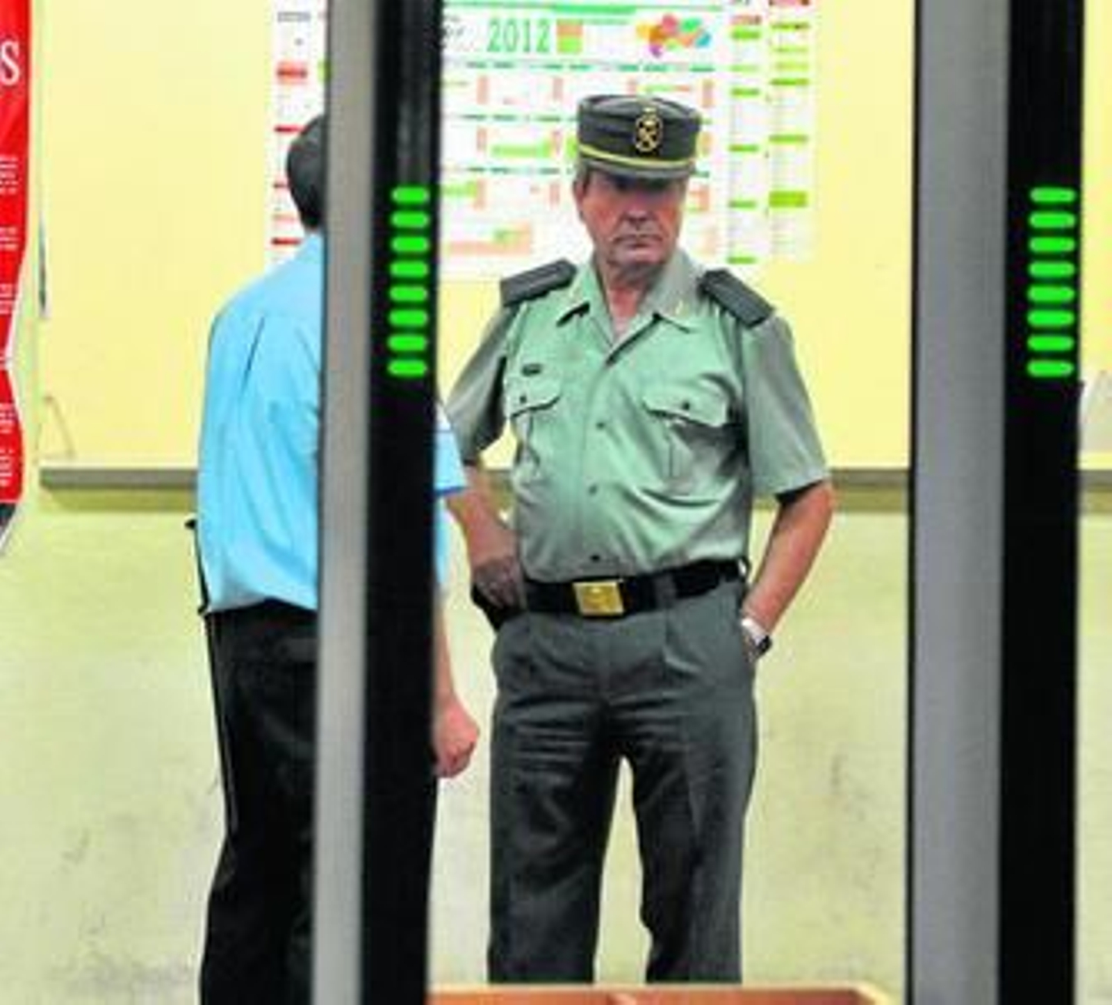 Imagen de un guardia civil custodiando  la entrada de un juzgado andaluz.