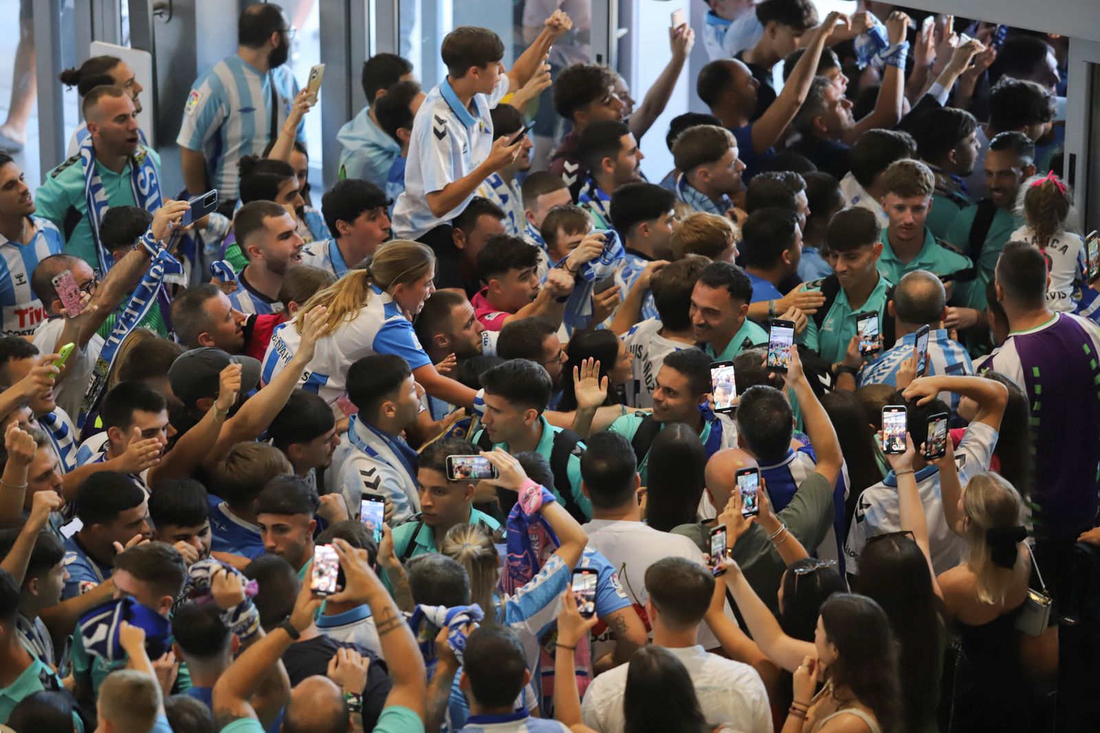 El espectacular preámbulo en el aeropuerto con la afición