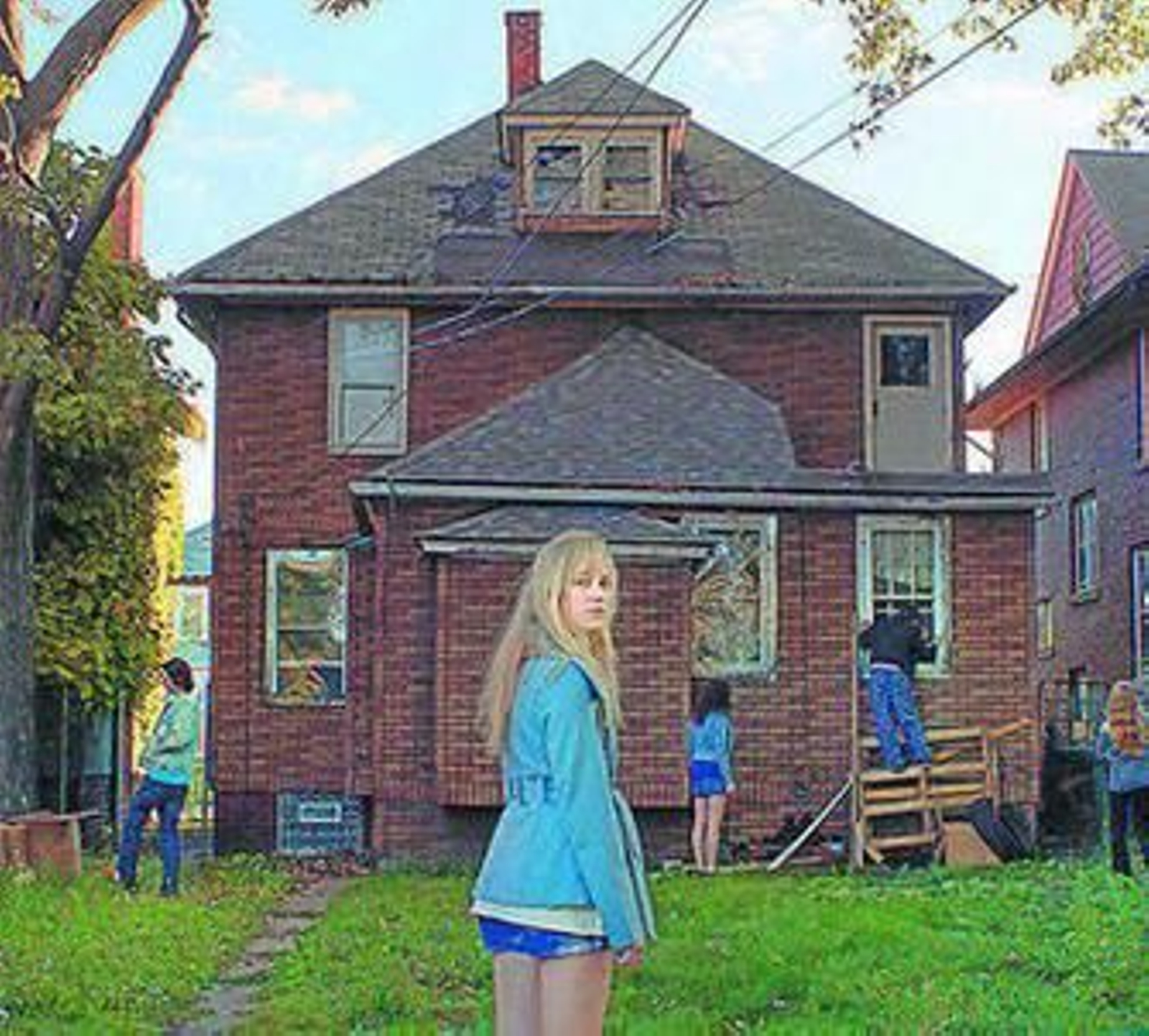 'It follows' revela a un prometedor cineasta, David Robert Mitchell, que aterra desde la inteligencia y la contención.
