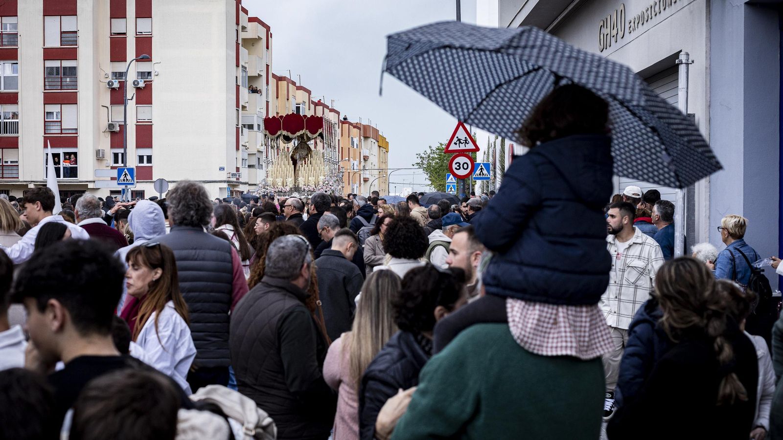 En imágenes,  El Prendimiento de San Fernando tuvo que volverse a su templo entre lágrimas y lluvia