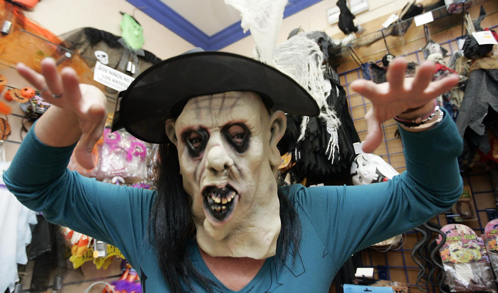 Persona con una careta de Halloween