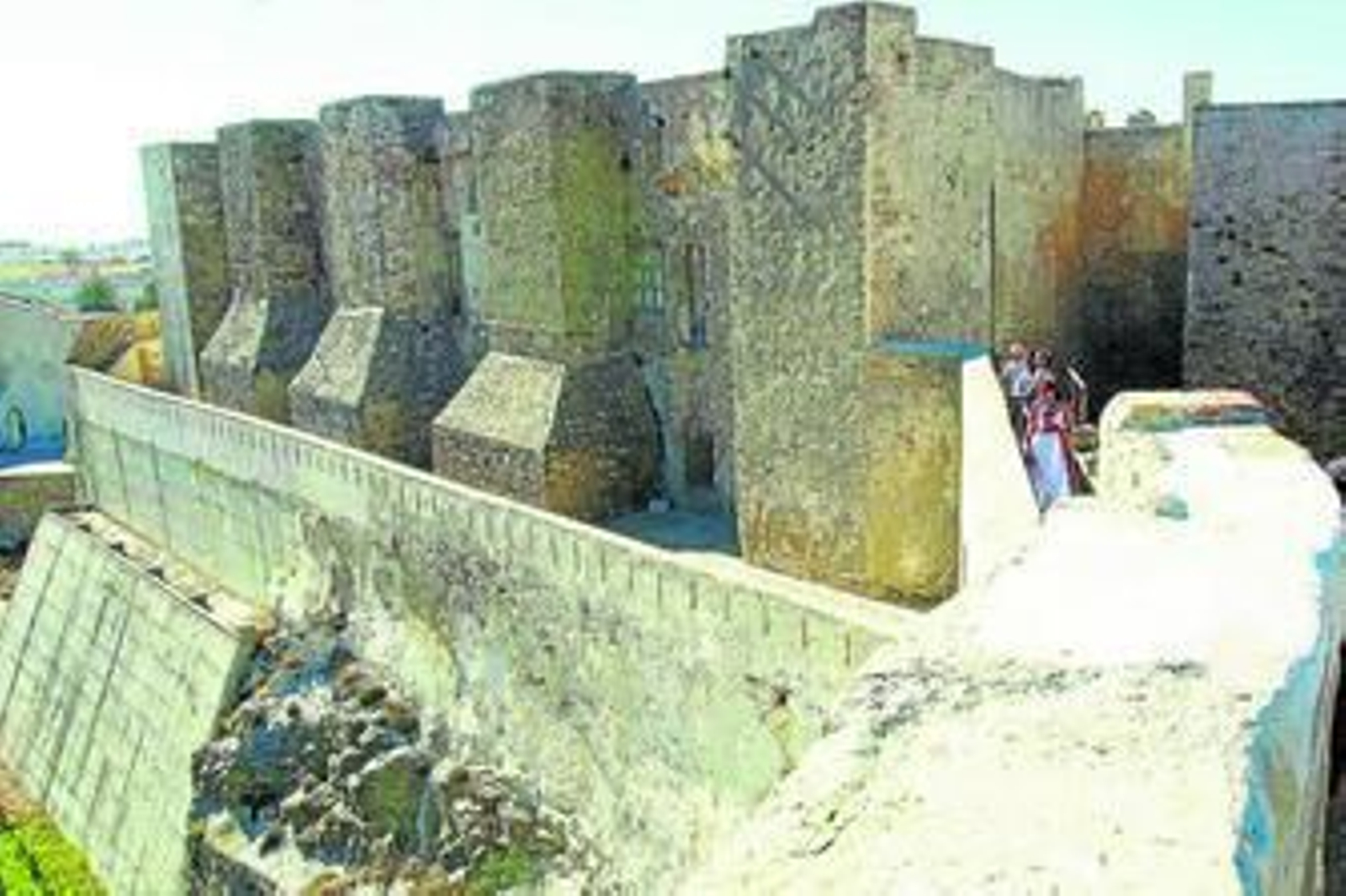 Un grupo de turistas visita el Castillo de Guzmán El Bueno, en Tarifa, en imagen de archivo.
