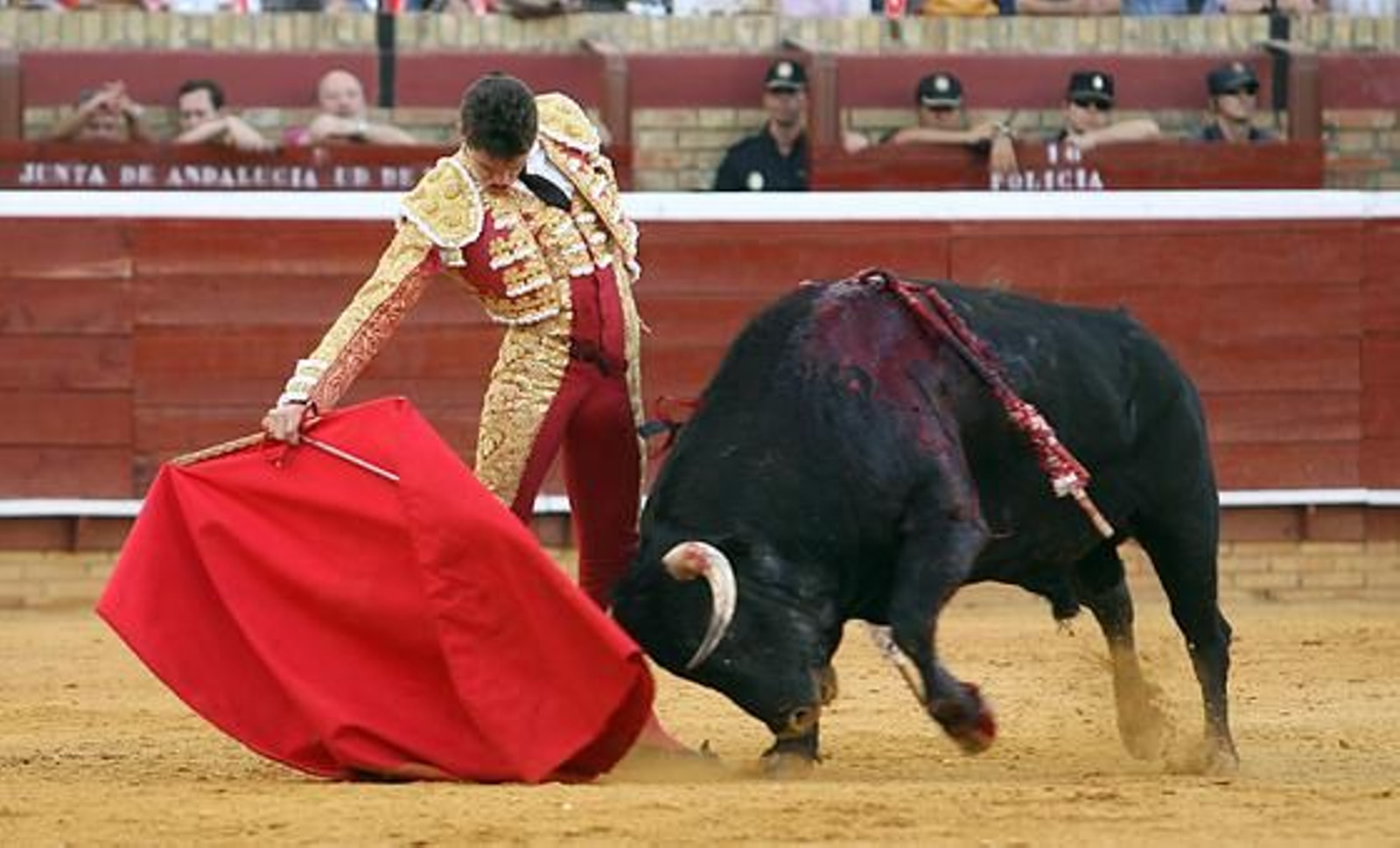 Las imágenes de la primera corrida del abono de las Colombinas

Foto: Espinola