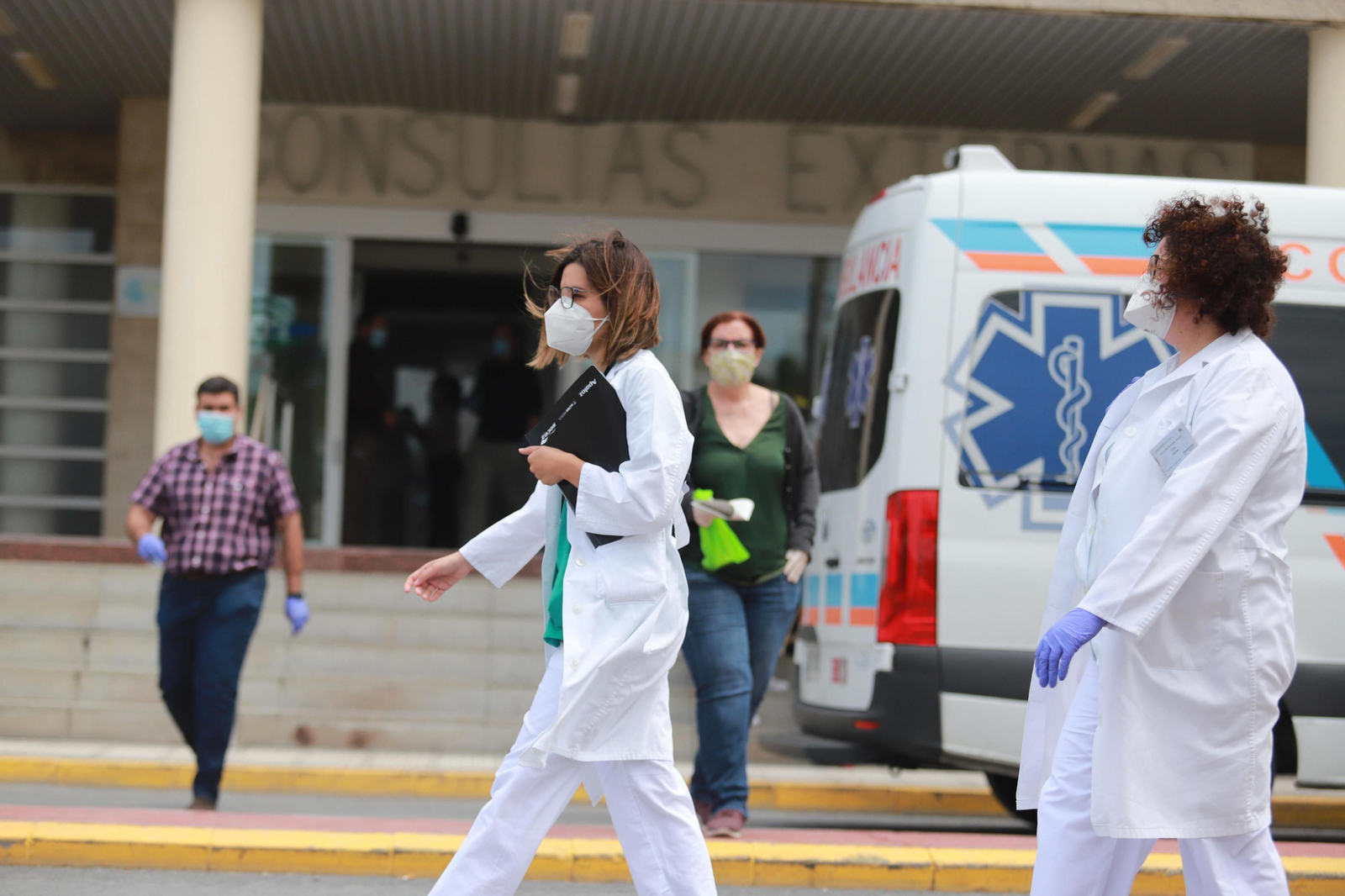 Movimiento de sanitarios y pacientes en el Juan Ramón Jiménez