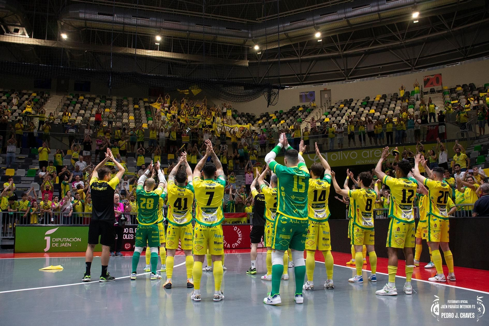 La plantilla del Jaén Paraíso Interior FS saluda a la Marea Amarilla en un partido de la temproada pasada.