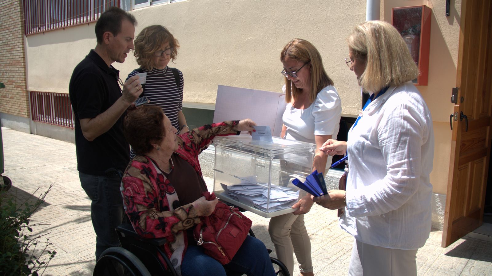 Esperanza ejerciendo su derecho al voto en Motril