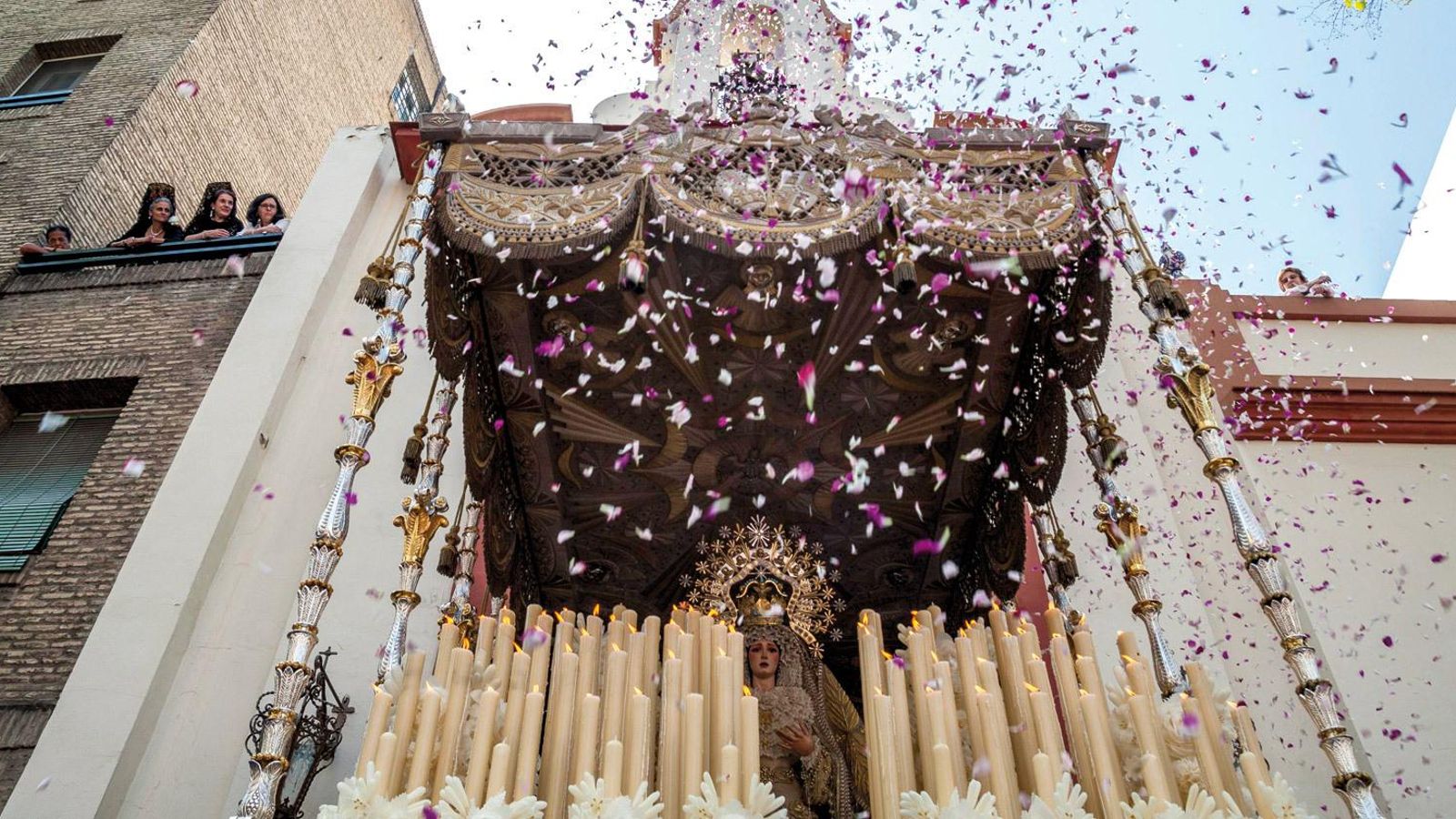 El palio de los Negritos saliendo de su templo un Jueves Santo en Sevilla