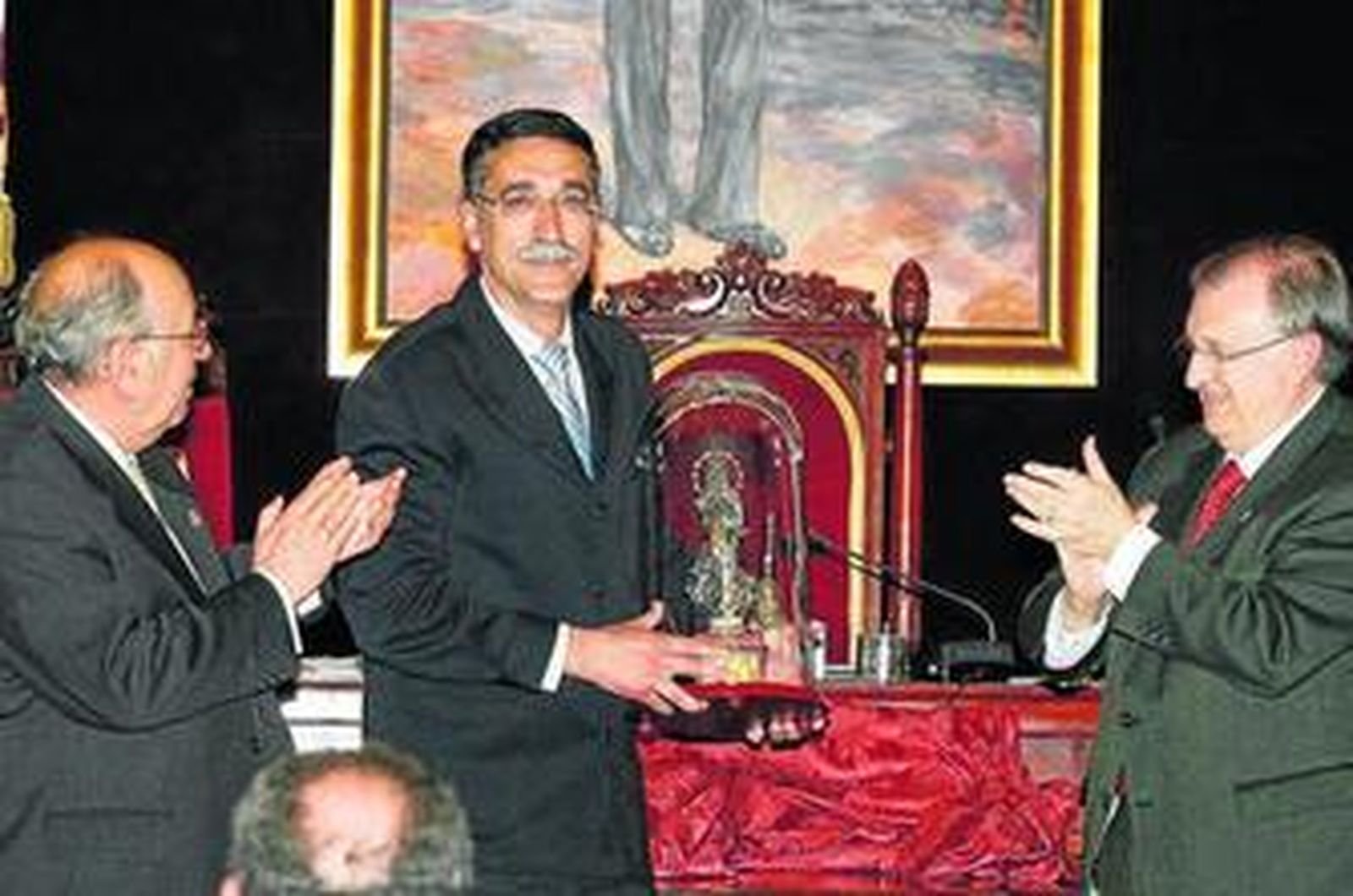 Juan Manzorro muestra el obsequio recibido anoche en el Salón de Plenos en reconocimiento a su labor.