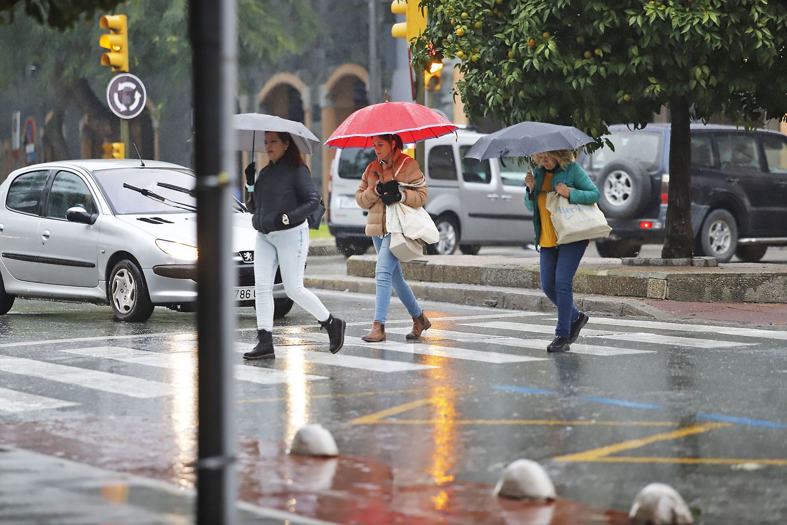 imágenes de la lluviosa mañana en Huelva