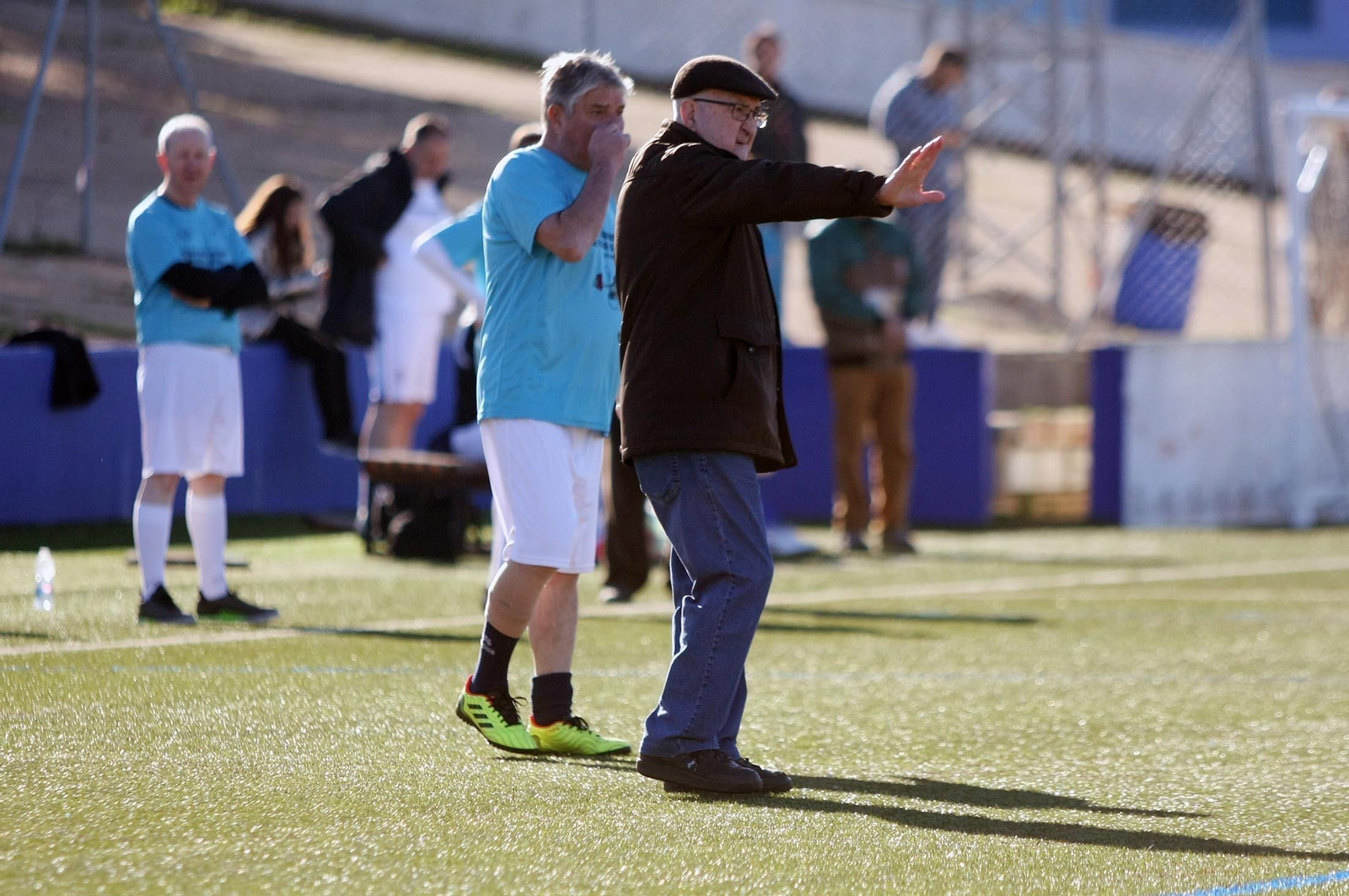 Imágenes del partido homenaje a los árbitros históricos de fútbol de Huelva