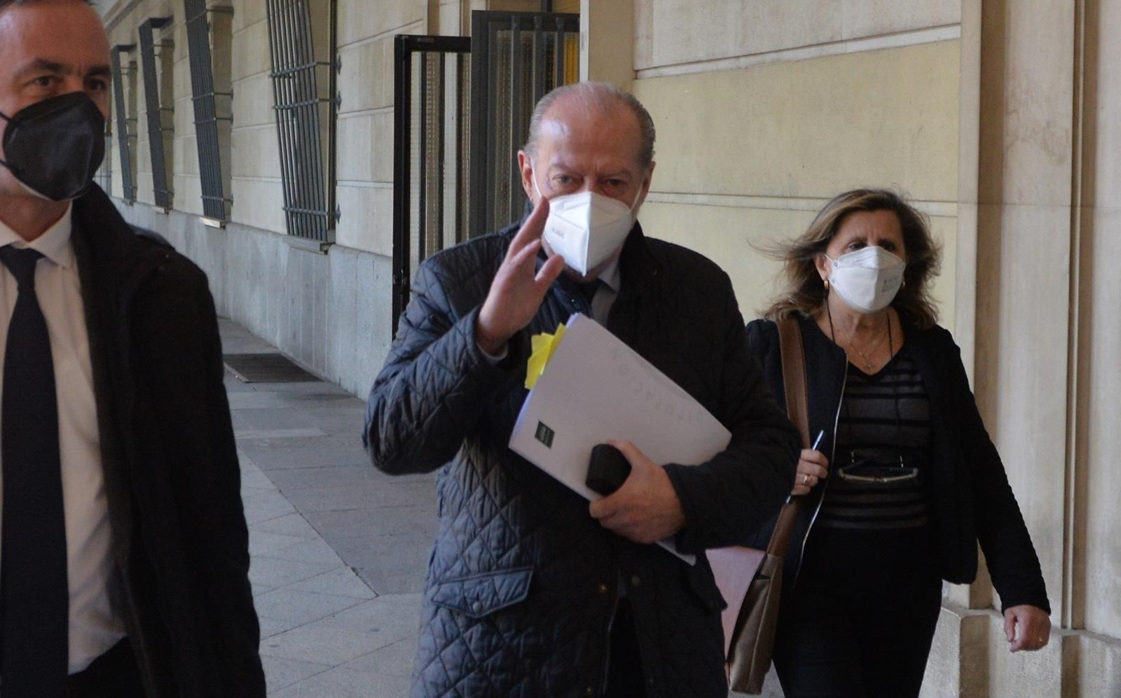 El presidente de la Diputación de Sevilla, Fernando Rodríguez Villalobos, llega a los juzgados acompañado de su abogado y la procuradora.