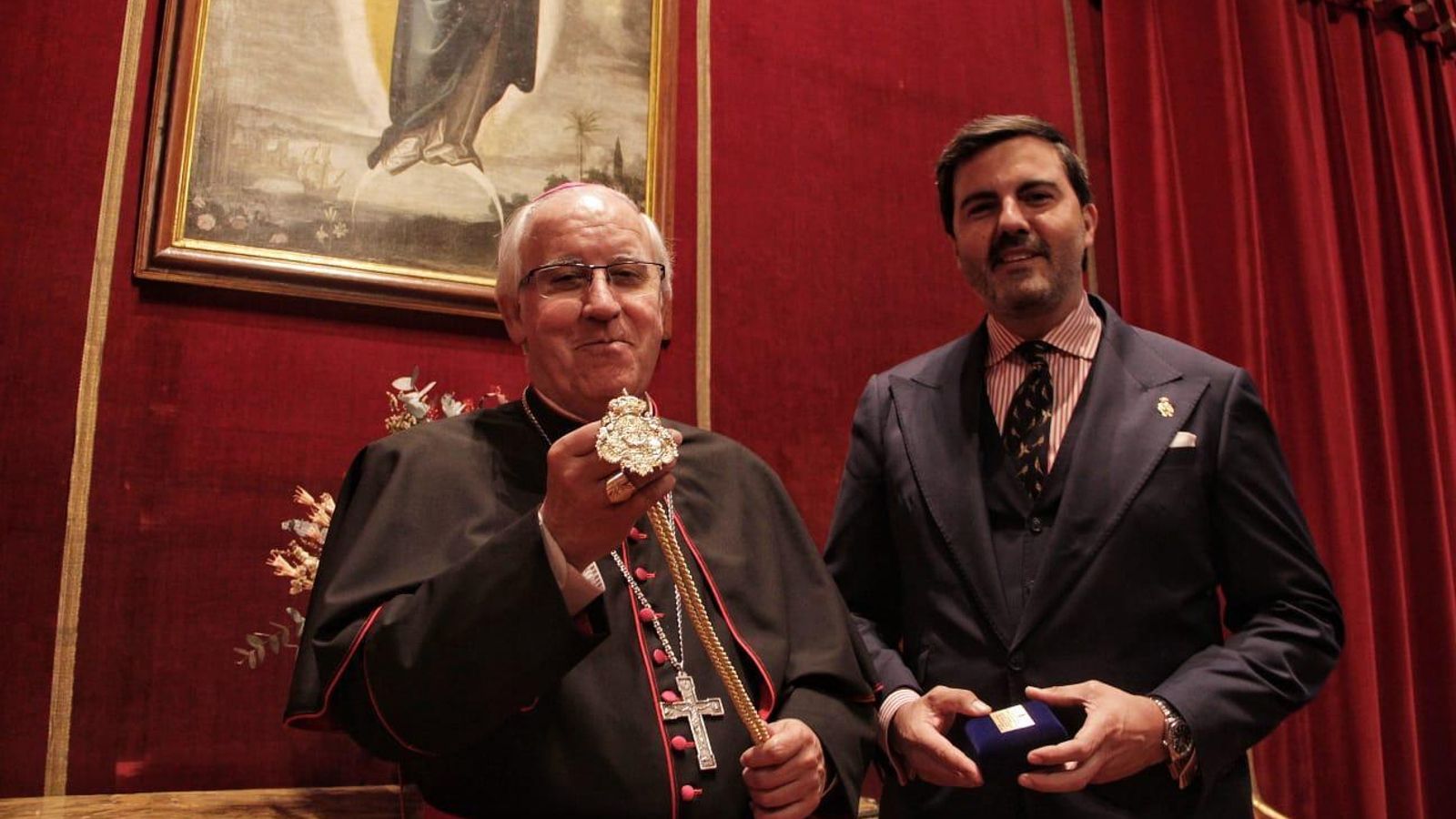 Saiz Meneses junto a Niebla del Toro en el acto de entrega de la medalla