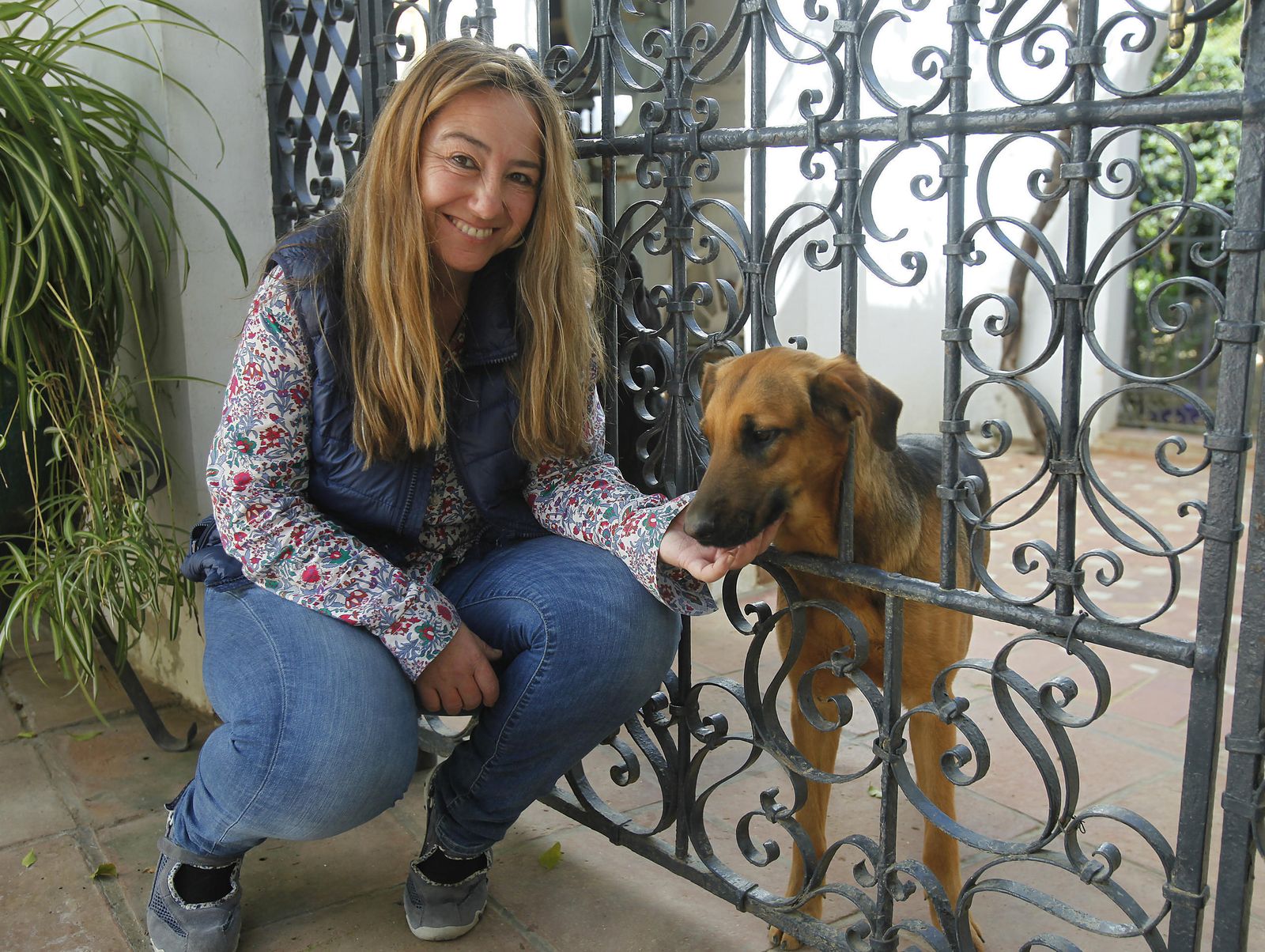 Myriam Seco, en su domicilio sevillano, durante un momento de la entrevista.