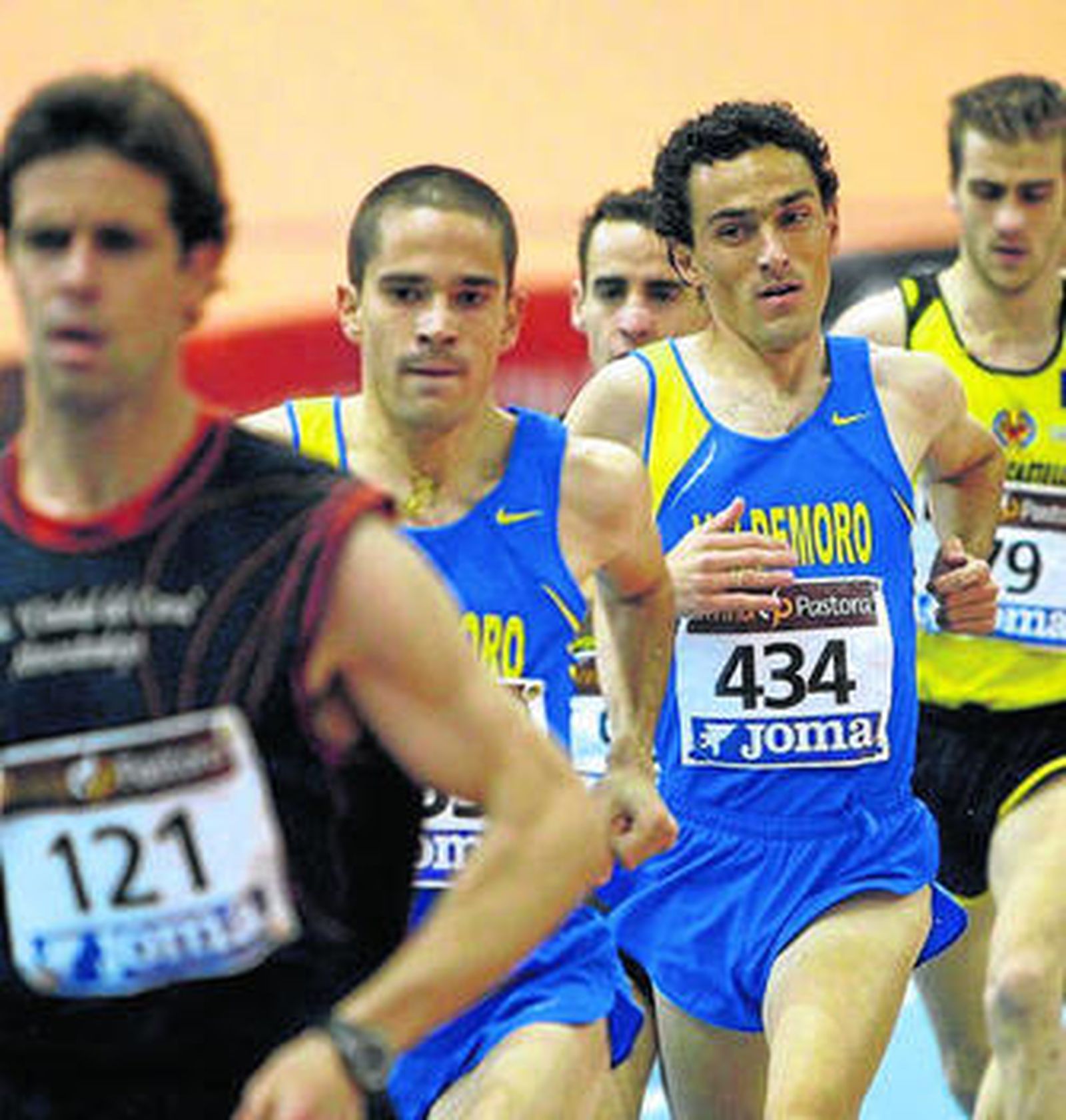 Jesús España (el tercero), en la final de los 3.000 metros.