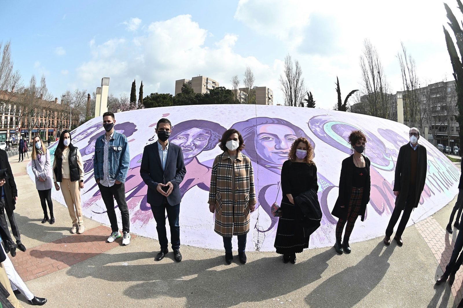 La secretaria de Igualdad del PSOE y vicepresidenta primera del Gobierno, Carmen Calvo (c), ante mural feminista al aire libre en Alcalá de Henares este sábado..
