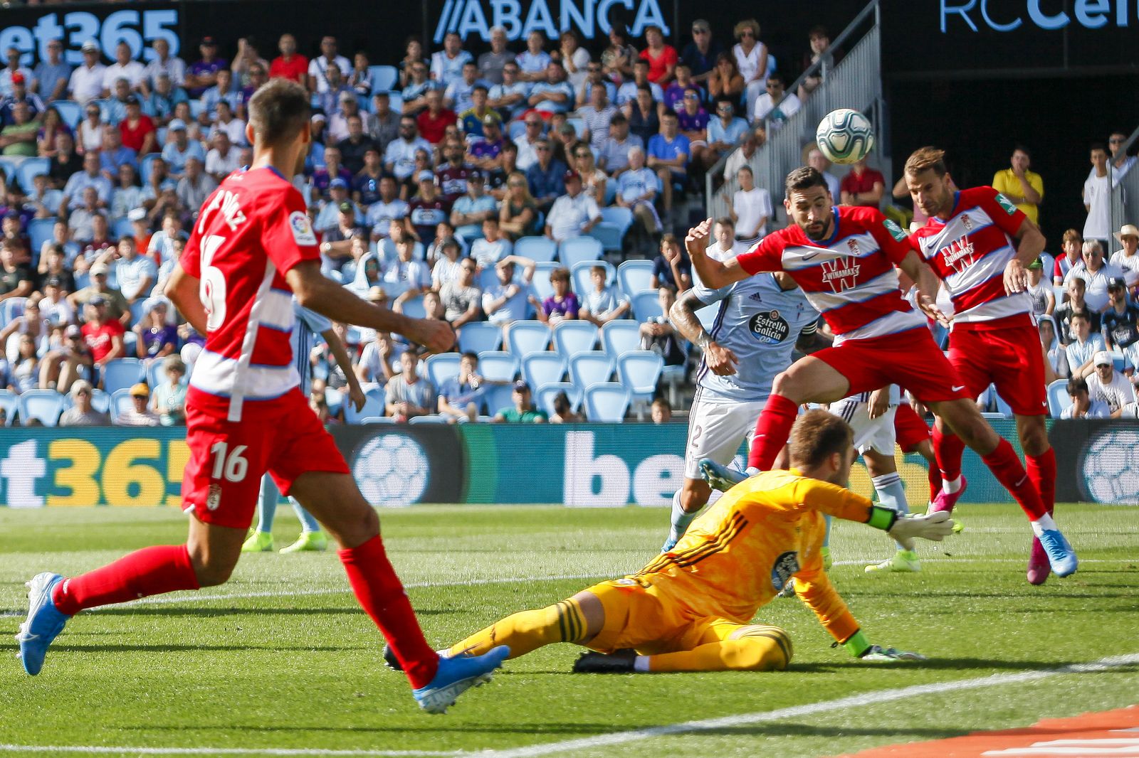 Germán remata de cabeza un saque de esquina que no vio puerta.