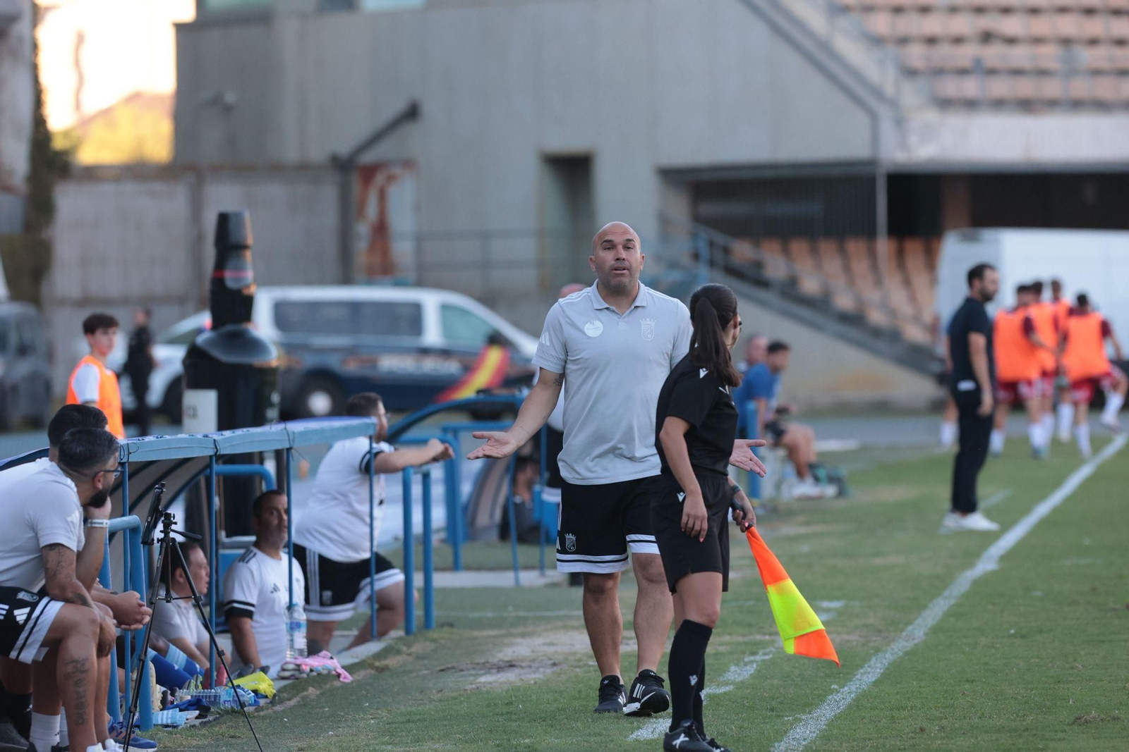 Diego Galiano reclama a la asistente de la banda de tribuna.