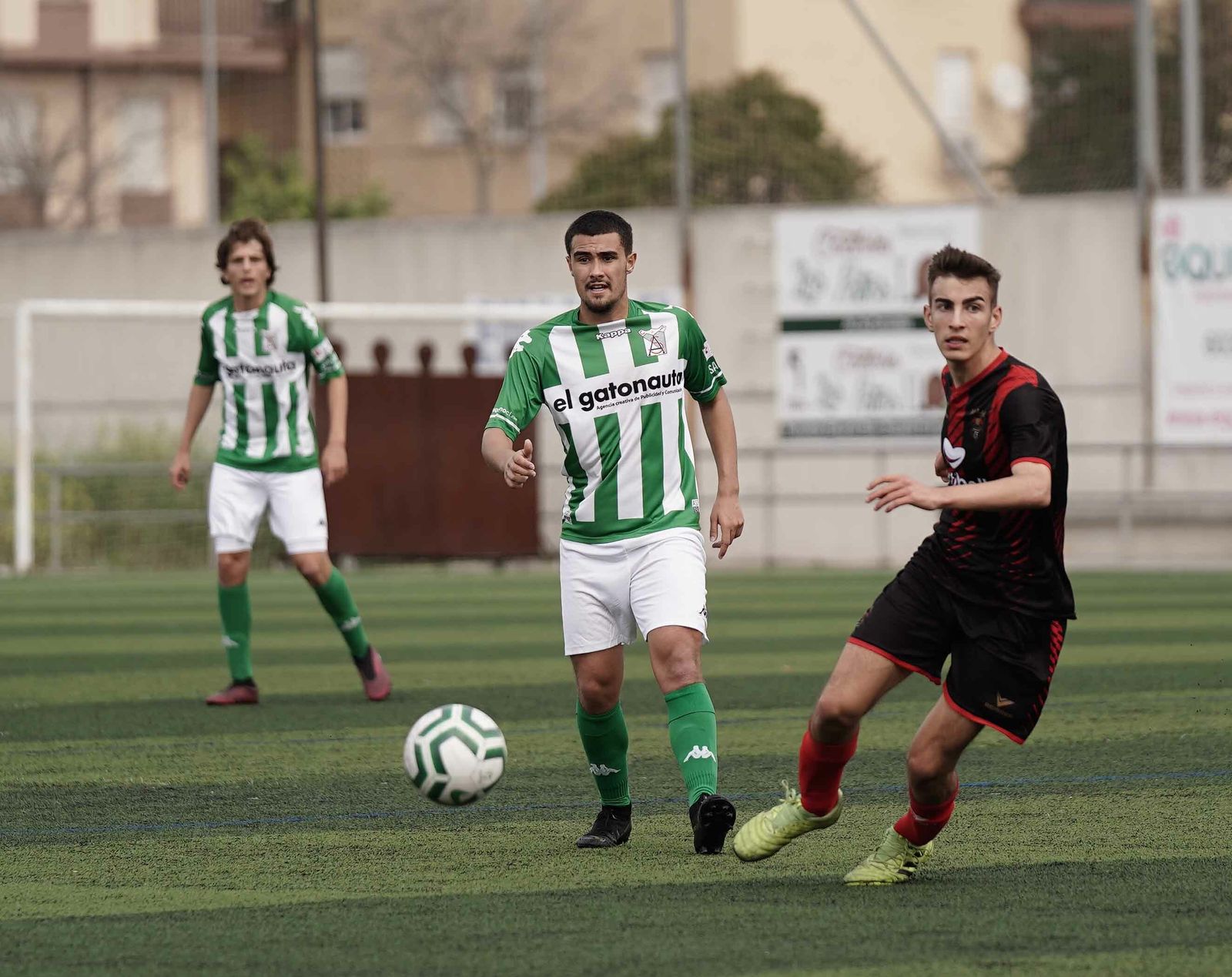 El rojinegro Fran Rodríguez desplaza el balón ante el acoso de un jugador del Sanluqueño.