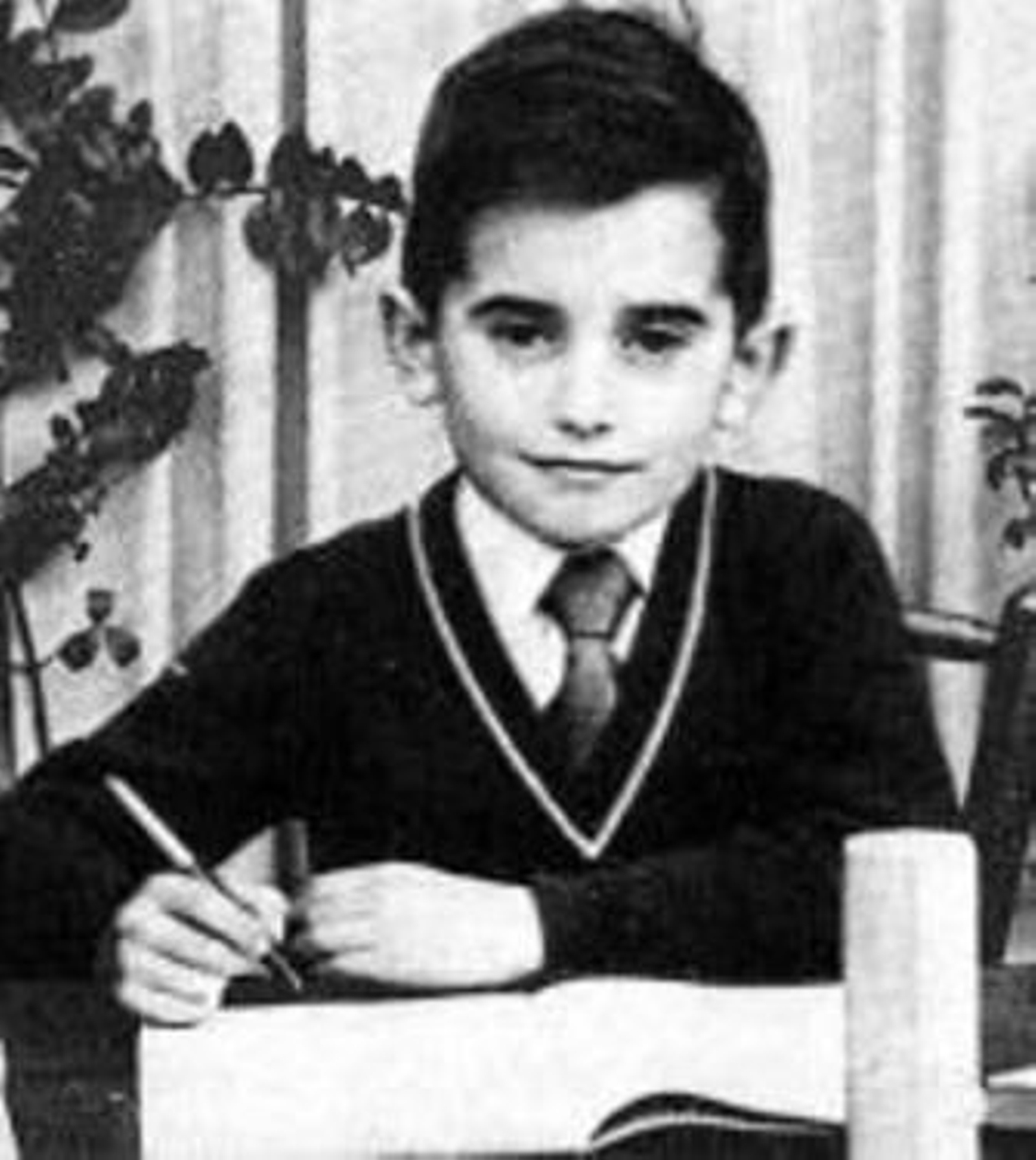 Víctor Manuel cruza en 'Vivir para cantarlo' 40 años de vida y música