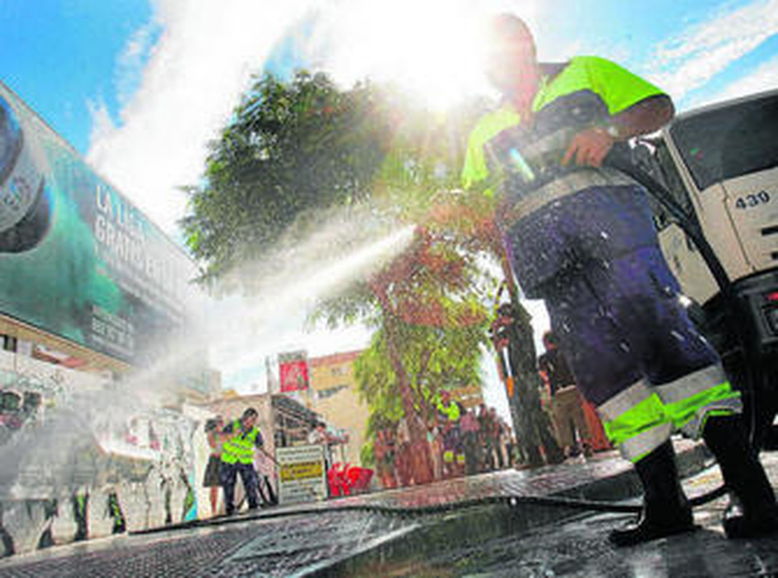 Un empleado de Limasa baldea una calle de la capital.