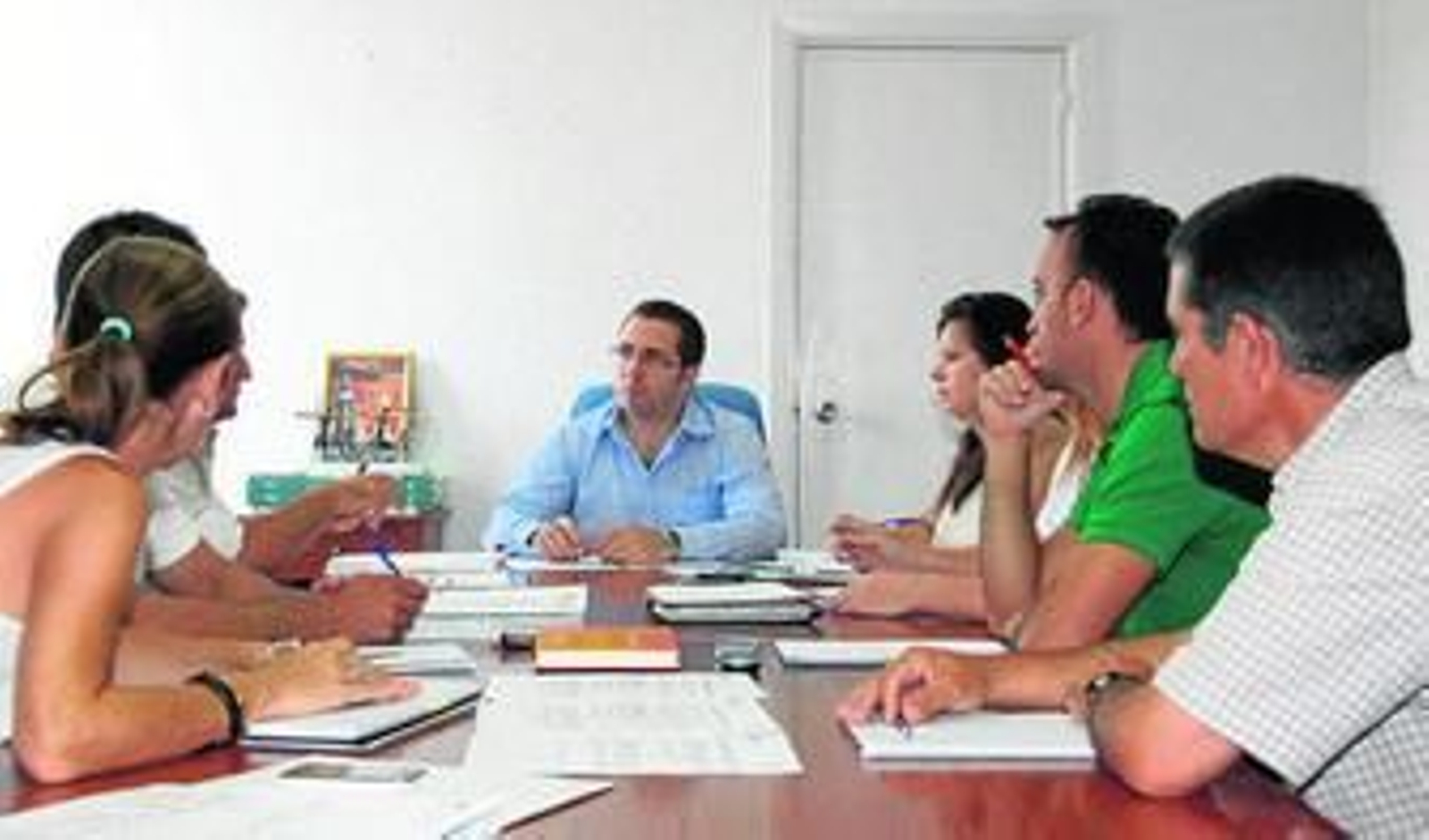 Juan Manuel Valle, en una reunión de trabajo con el equipo de gobierno.