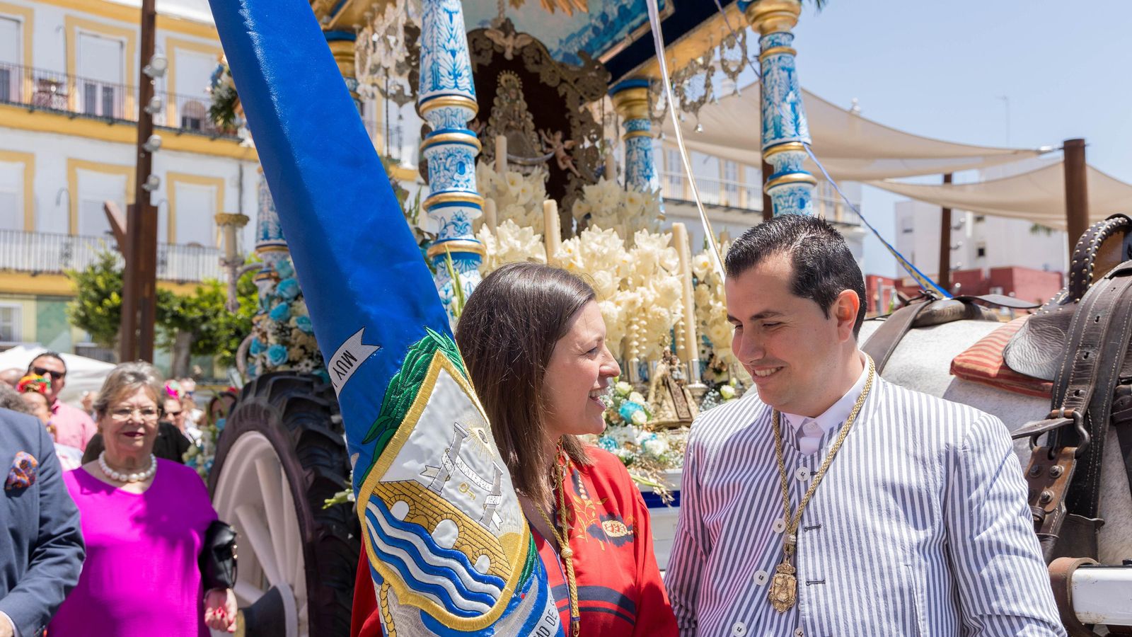 Patricia Cavada con el hermano mayor de la Hermandad del Rocío de San Fernando. Patricia Cavada con el hermano mayor de la Hermandad del Rocío de San Fernando.