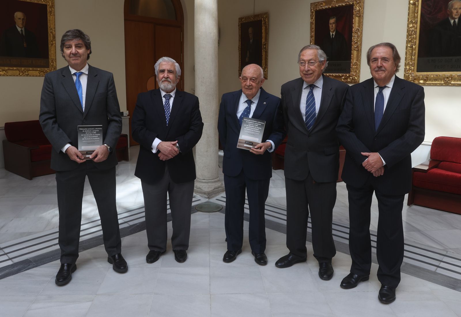 De izquierda a derecha: Óscar Fernández León, Wenceslao Olea, Antonio Pérez Marín, Francisco López Menudo y Rafael Fernández Valverde.