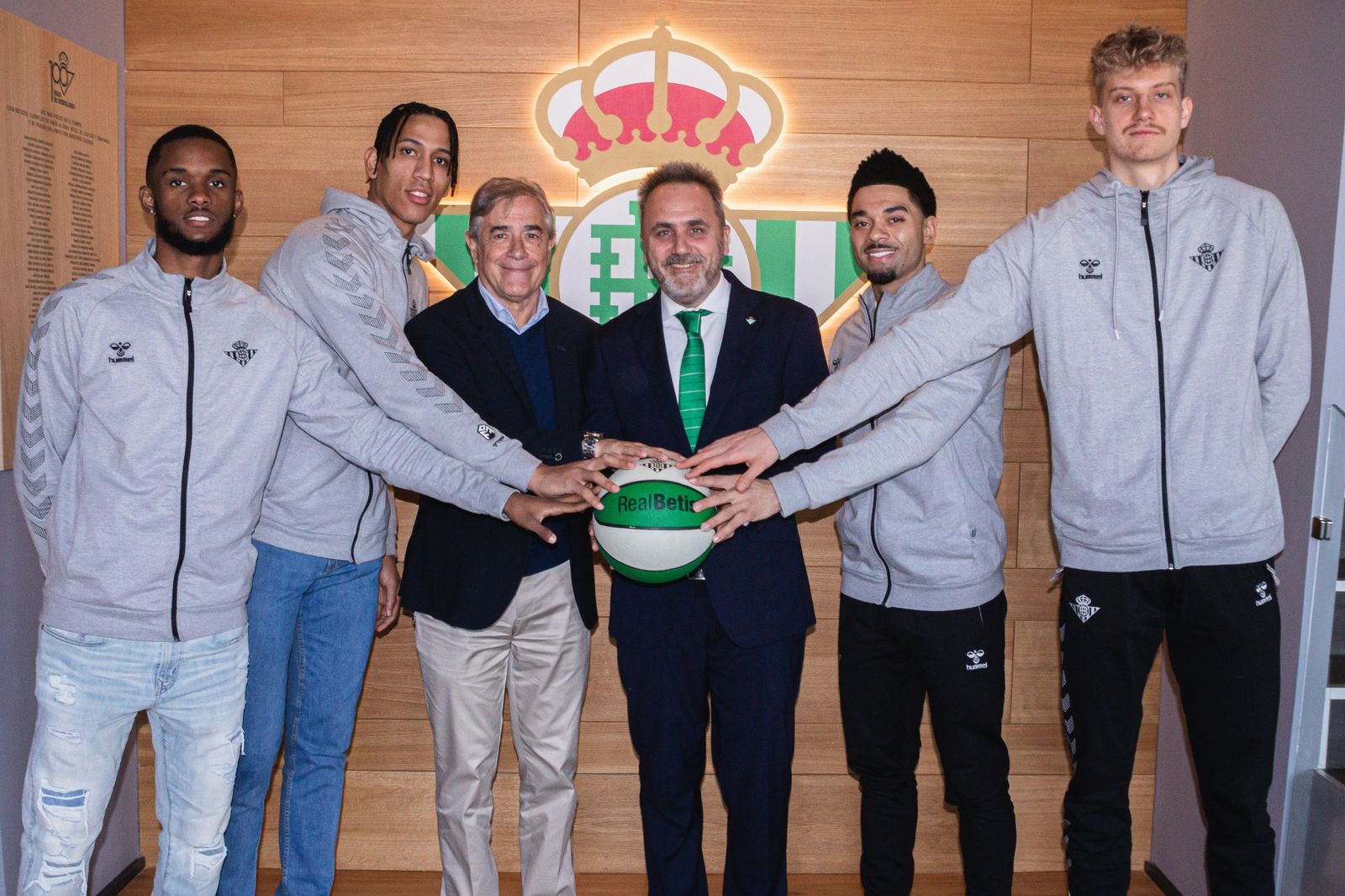 Berdi Pérez, en el centro junto a Fernando Moral, con Montero, Tyson Pérez, Gray y Maronka.