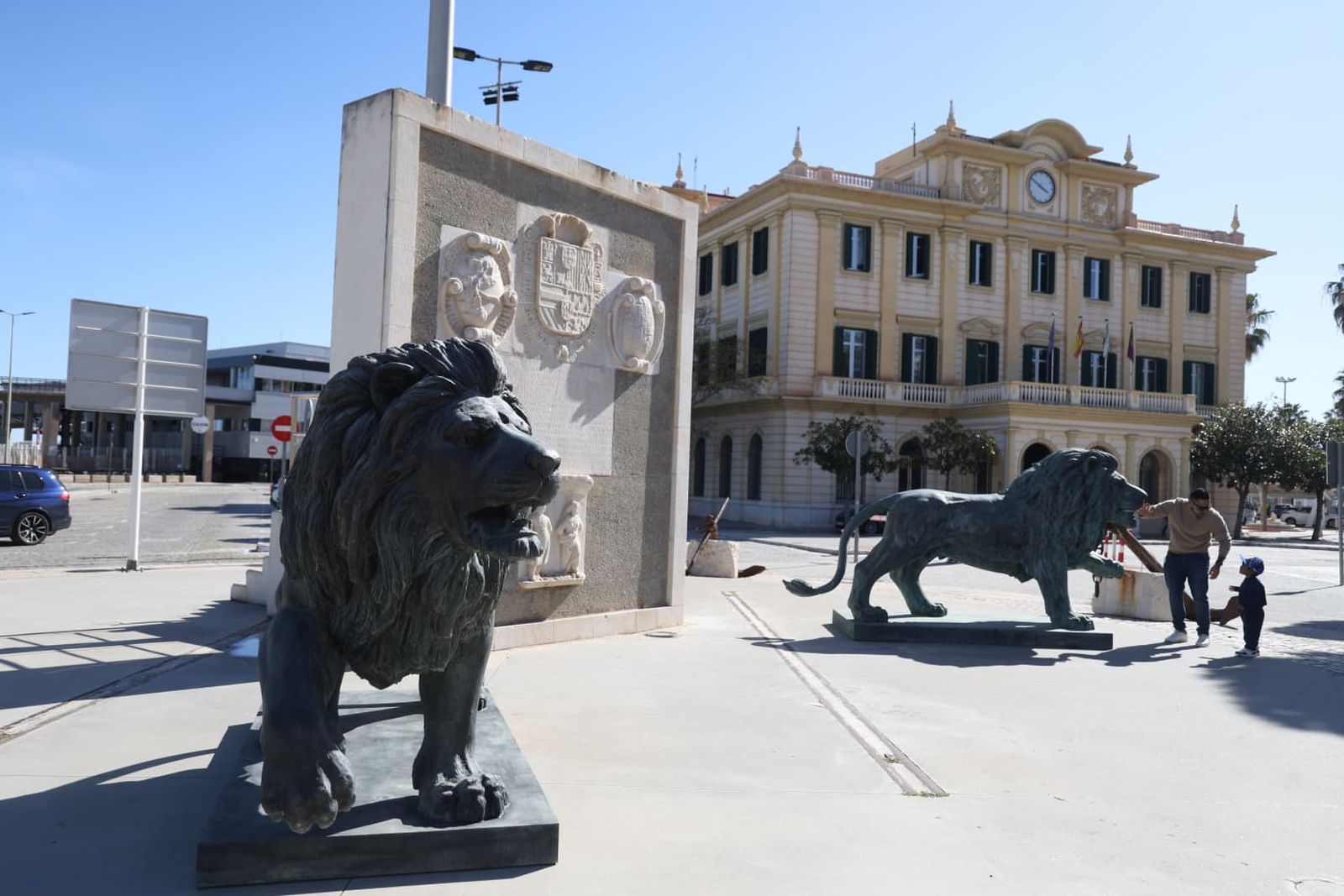 Los leones de Ginés Serrán custodian la entrada al Puerto de Málaga.