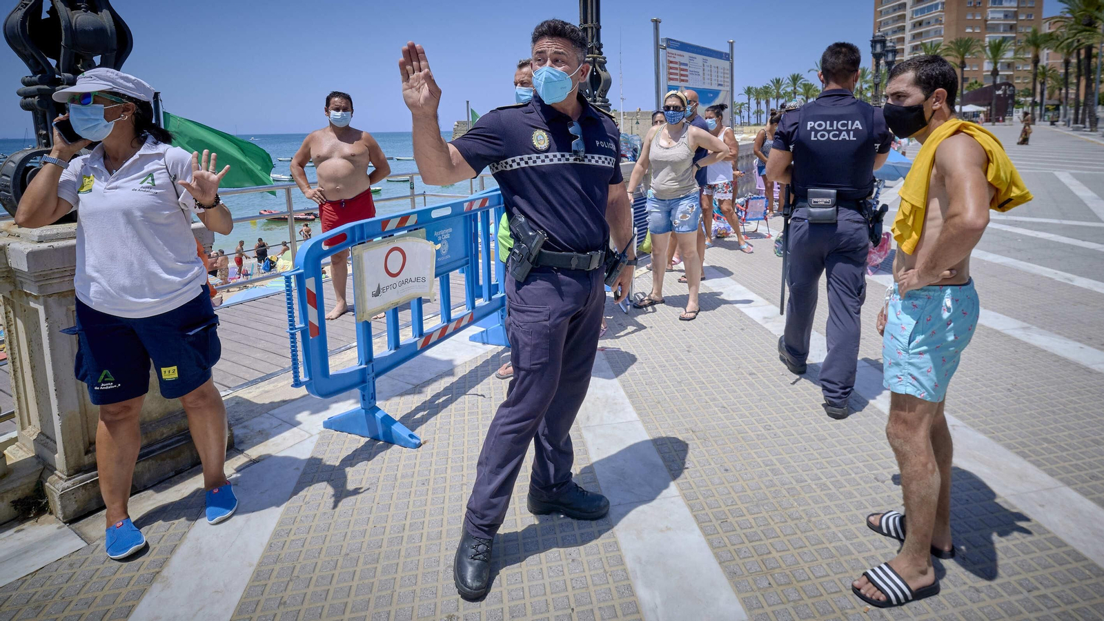 Imágenes inéditas en La Caleta con colas para entrar al completarse el aforo