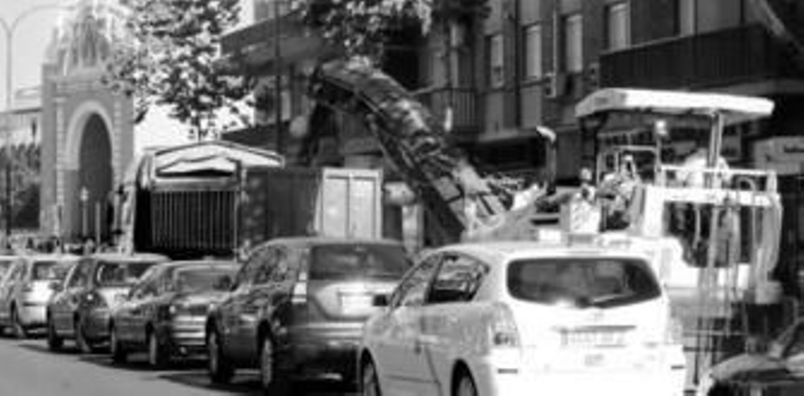 Las obras dificultaron ayer el tráfico en la calle Resolana.