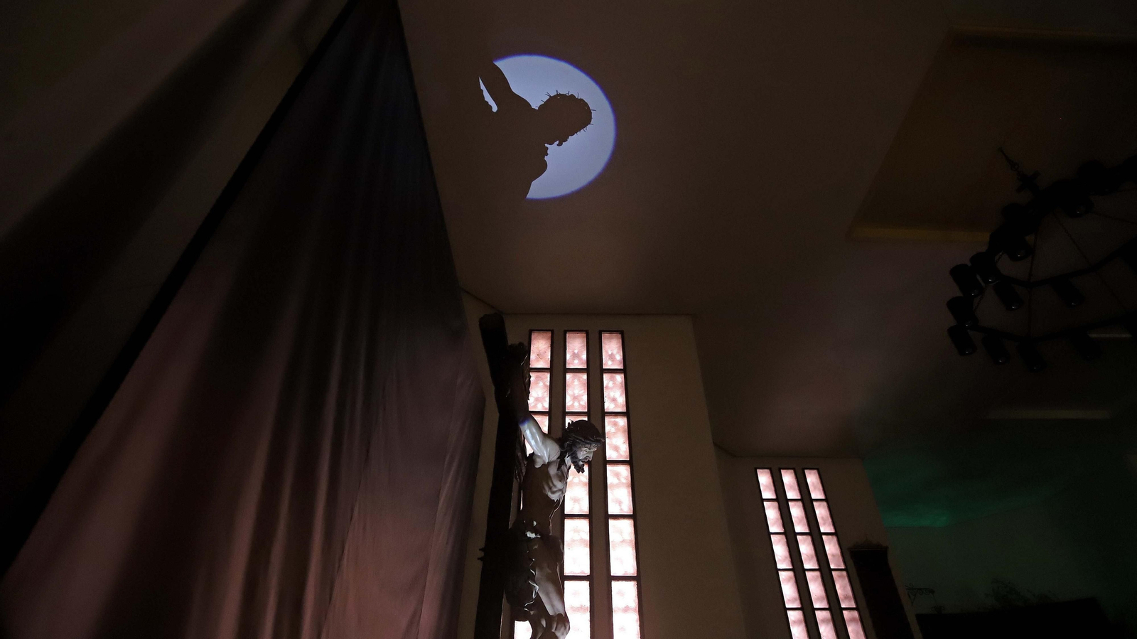 Fotos del Viernes Santo en Algeciras: Mortaja, Misericordia y Santo Entierro