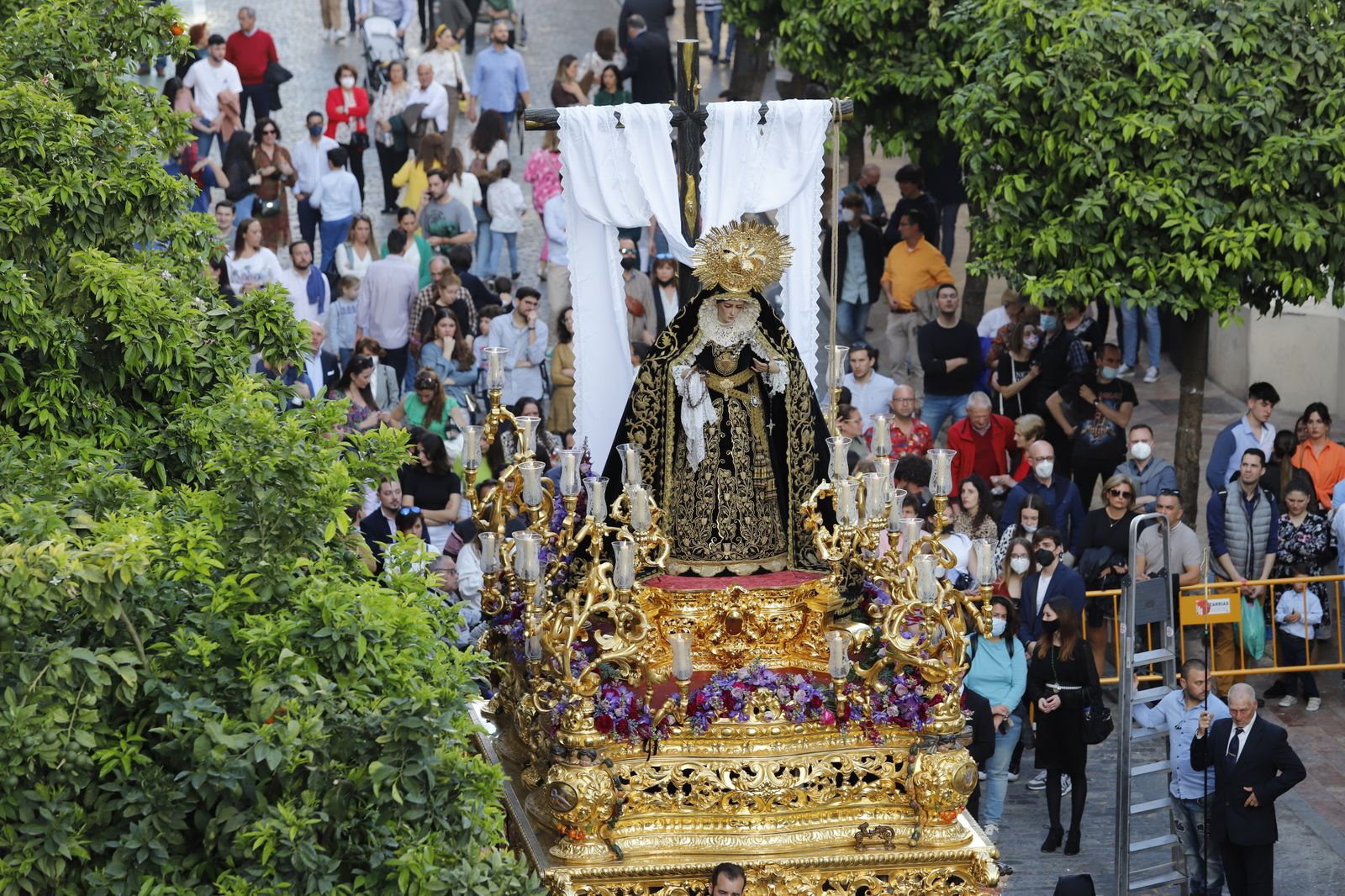 La Hermandad de la Soledad recorre las calles de Huelva en el Viernes Santo