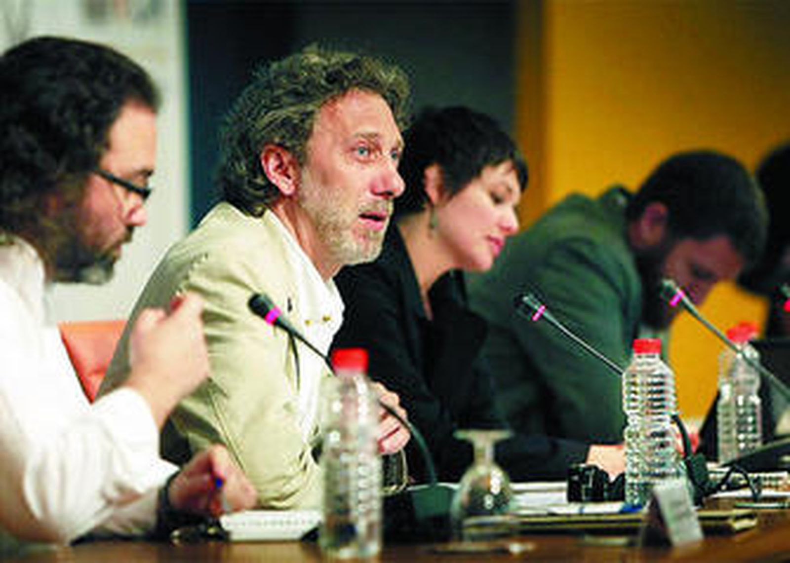 Javier Bauluz (segundo por la izquierda), ayer en la Facultad de Filosofía y Letras.