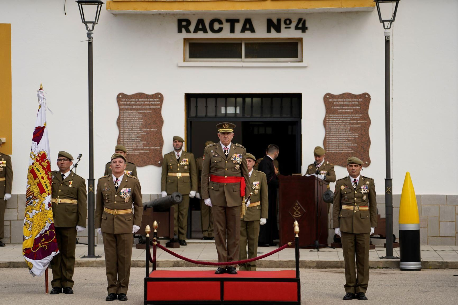 Acto por la festividad de Santa Bárbara en el RACTA-4 de Camposoto, en San Fernando, que ha presidido el general de brigada Julián González Juárez