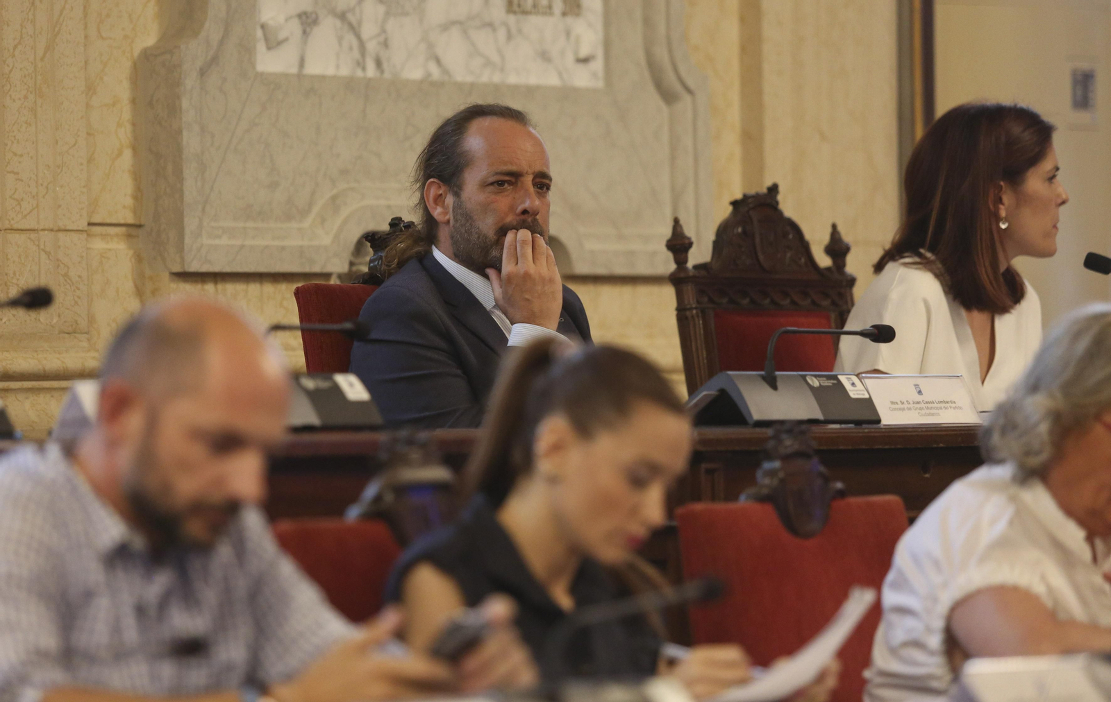Al fondo, Juan Cassá, en el Salón de Plenos del Ayuntamiento de Málaga.