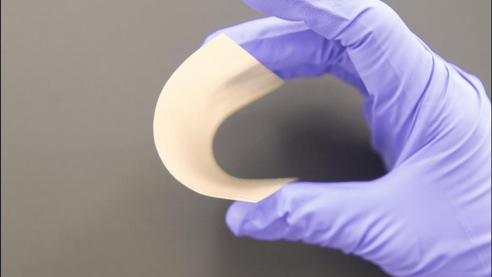 Las baterías de estado sólido emplean un electrolitos cerámicos extraordinariamente flexibles.