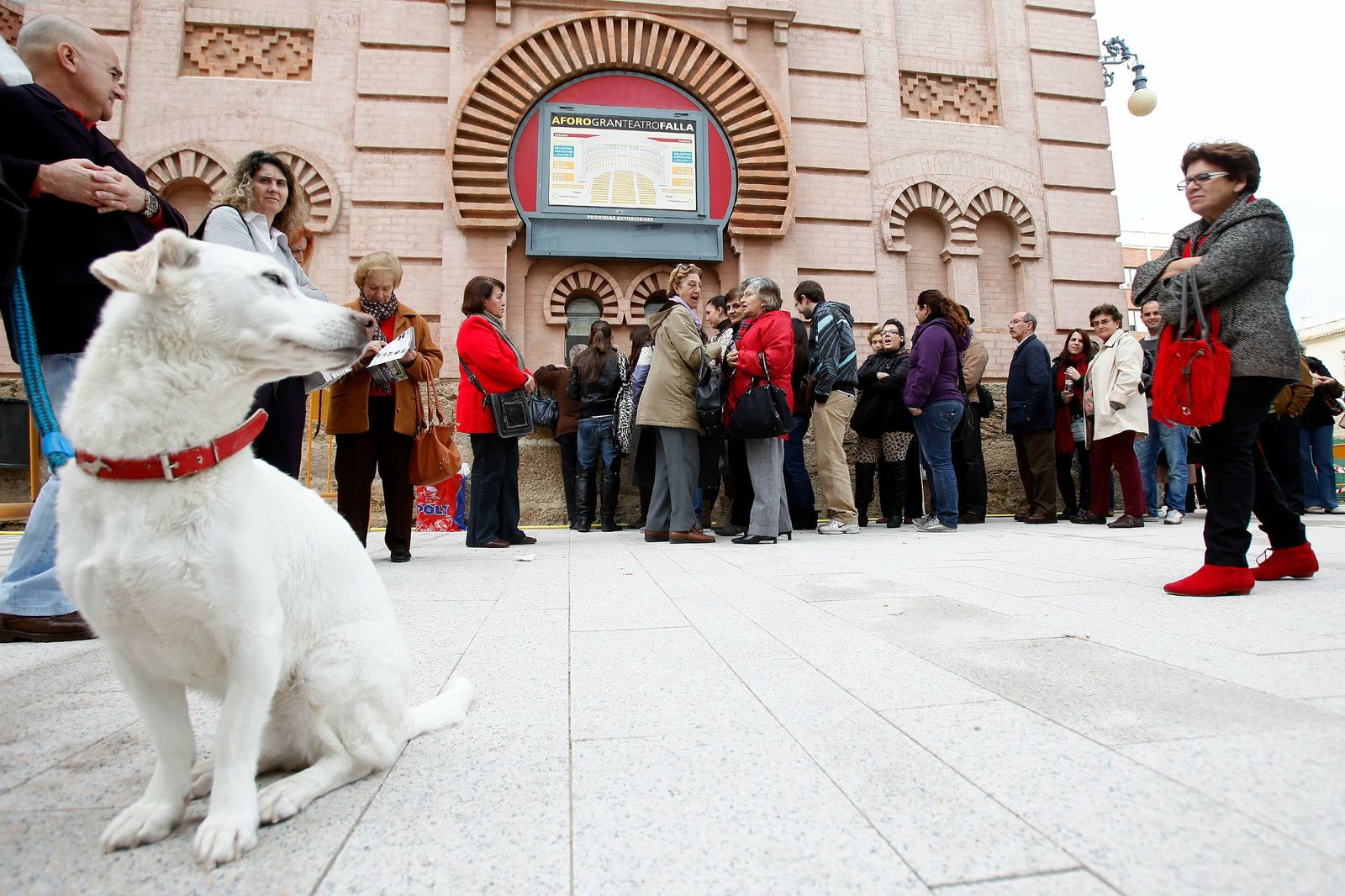 Gente comprando entradas en la taquilla del Falla.