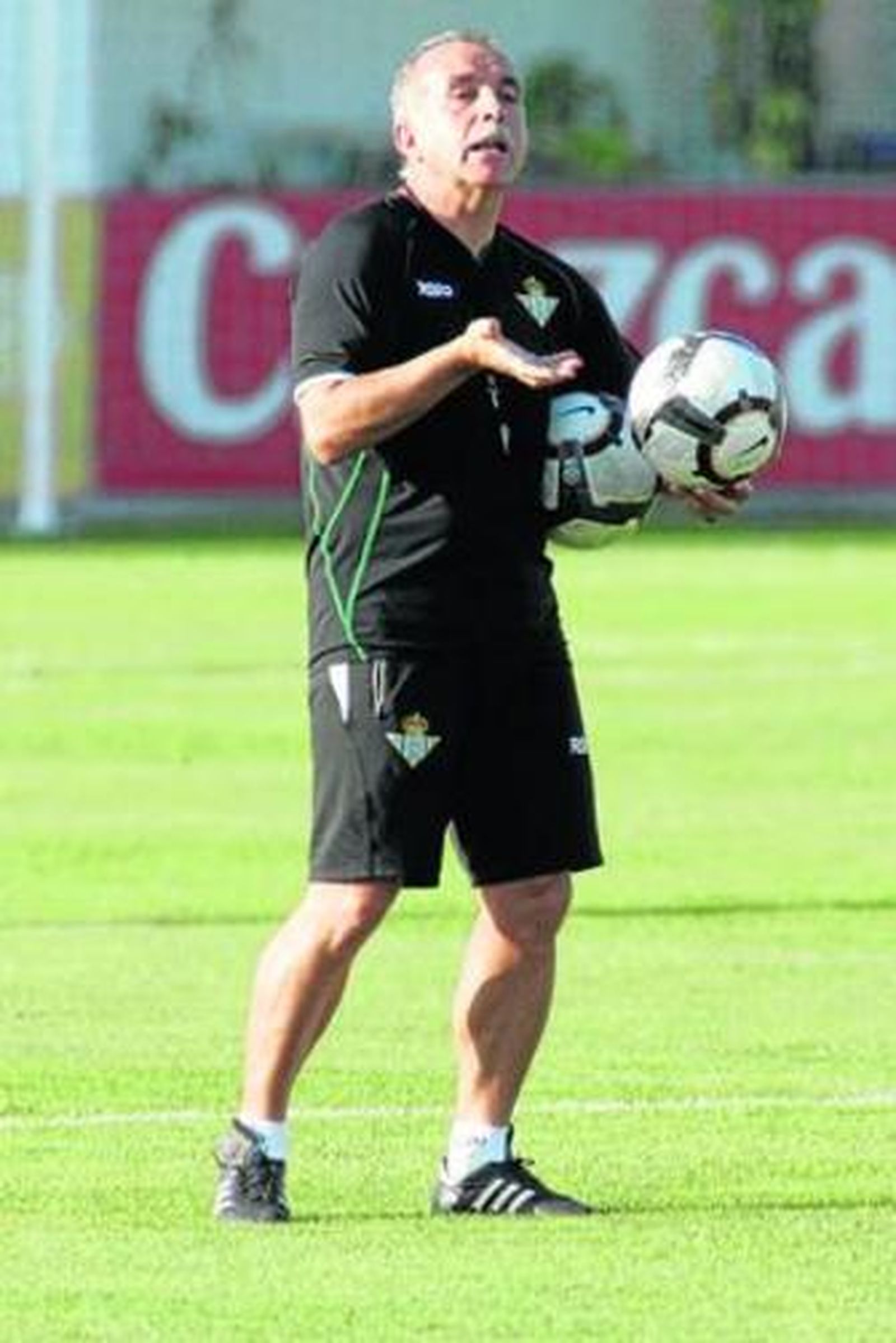 Antonio Tapia gesticula con dos balones en las manos.