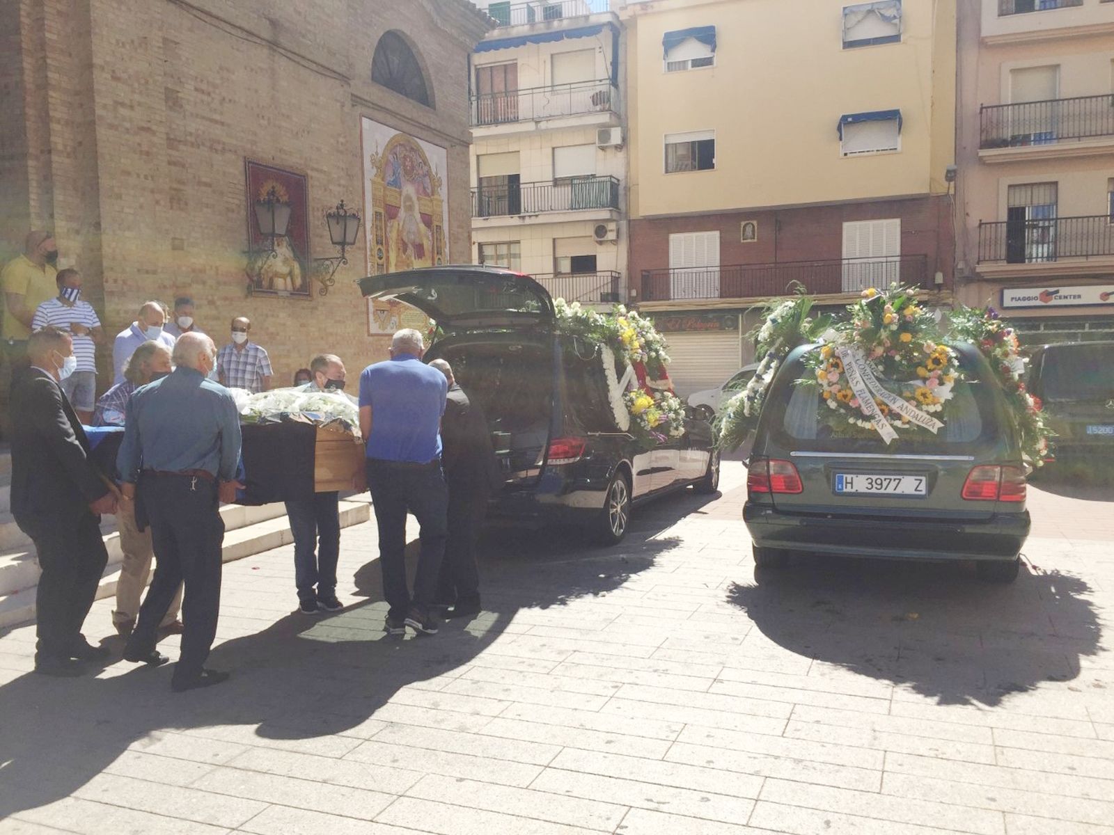 Momento de la salida del féretro de la parroquia del Sagrado Corazón de Jesús.